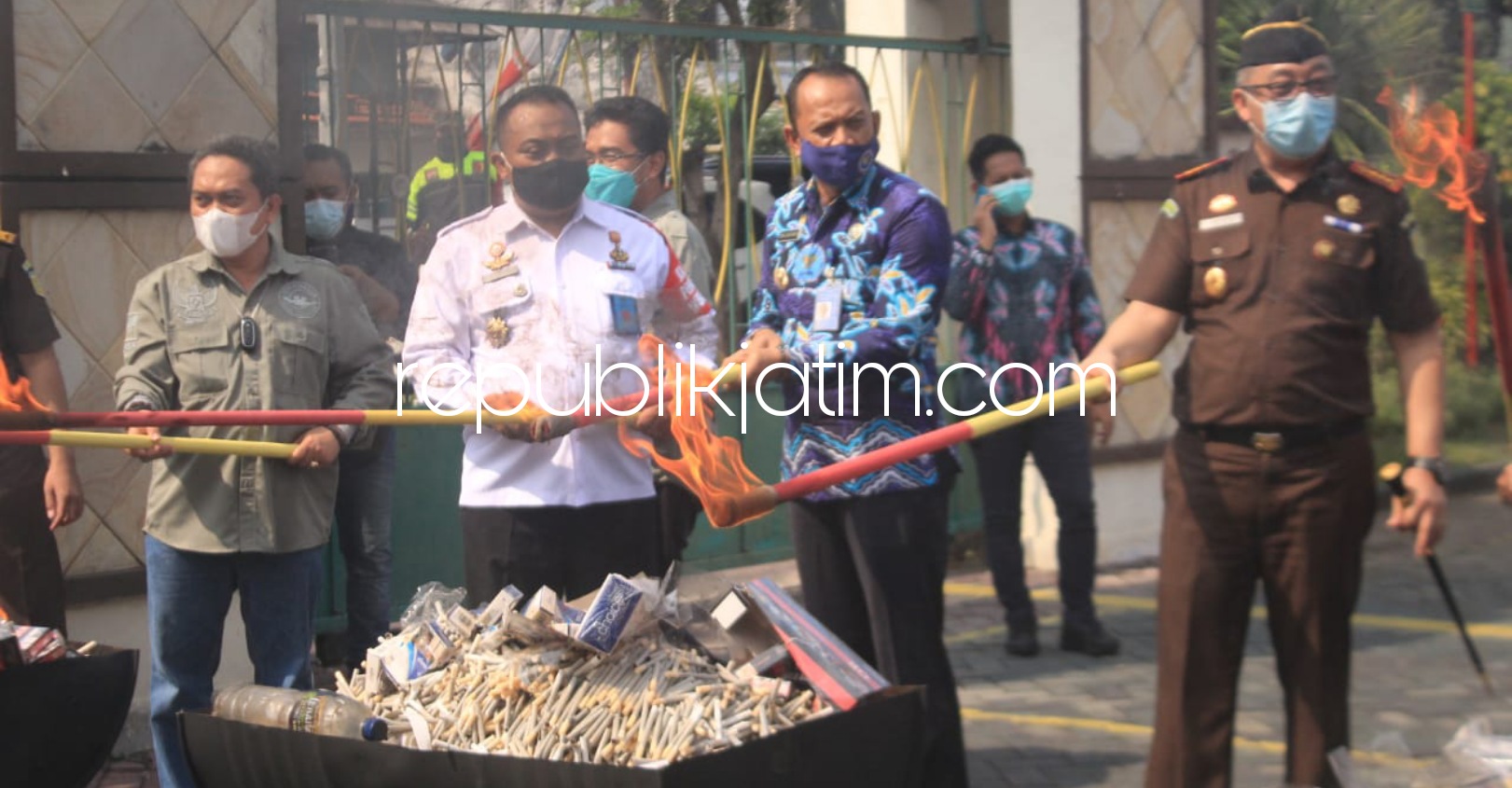 MUSNAHKAN - Kepala Kejari Sidoarjo, Arief Zahrulyani dan Bupati Sidoarjo, Ahmad Muhdlor Ali (Gus Muhdlor) dan Forkopimda memusnahkan barang bukti sabu-sabu 30,9 kilogram, pil Double L, ganja dan ribuan rokok di halaman Kejari Sidoarjo, Rabu (09/06/2021).