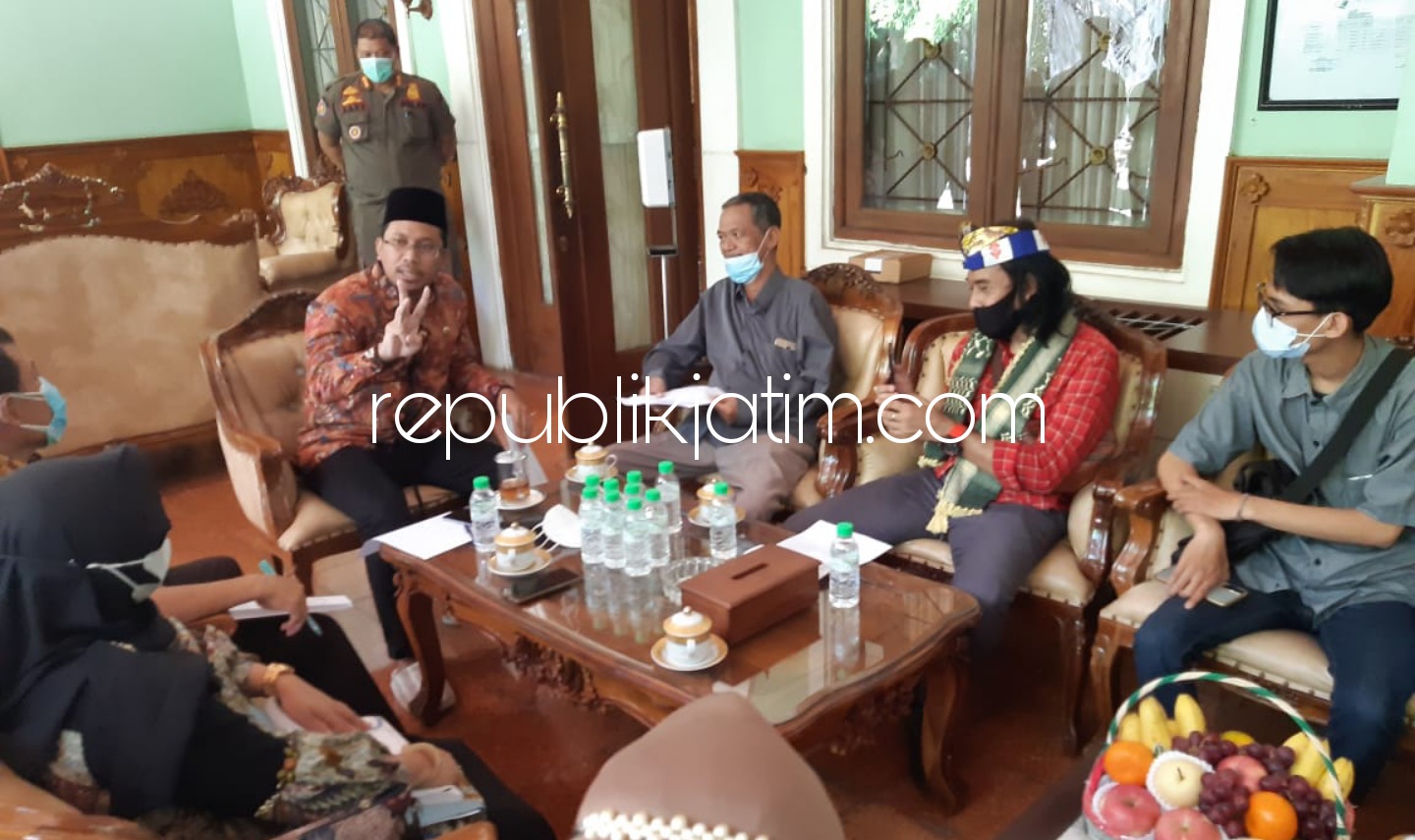 DIALOG - Bupati Sidoarjo, Ahmad Muhdlor Ali (Gus Muhdlor) menemui para pendemo di Pendopo Delta Wibawa yang mempersoalkan penetapan 4 direksi PDAM Sidoarjo, Kamis (10/06/2021).