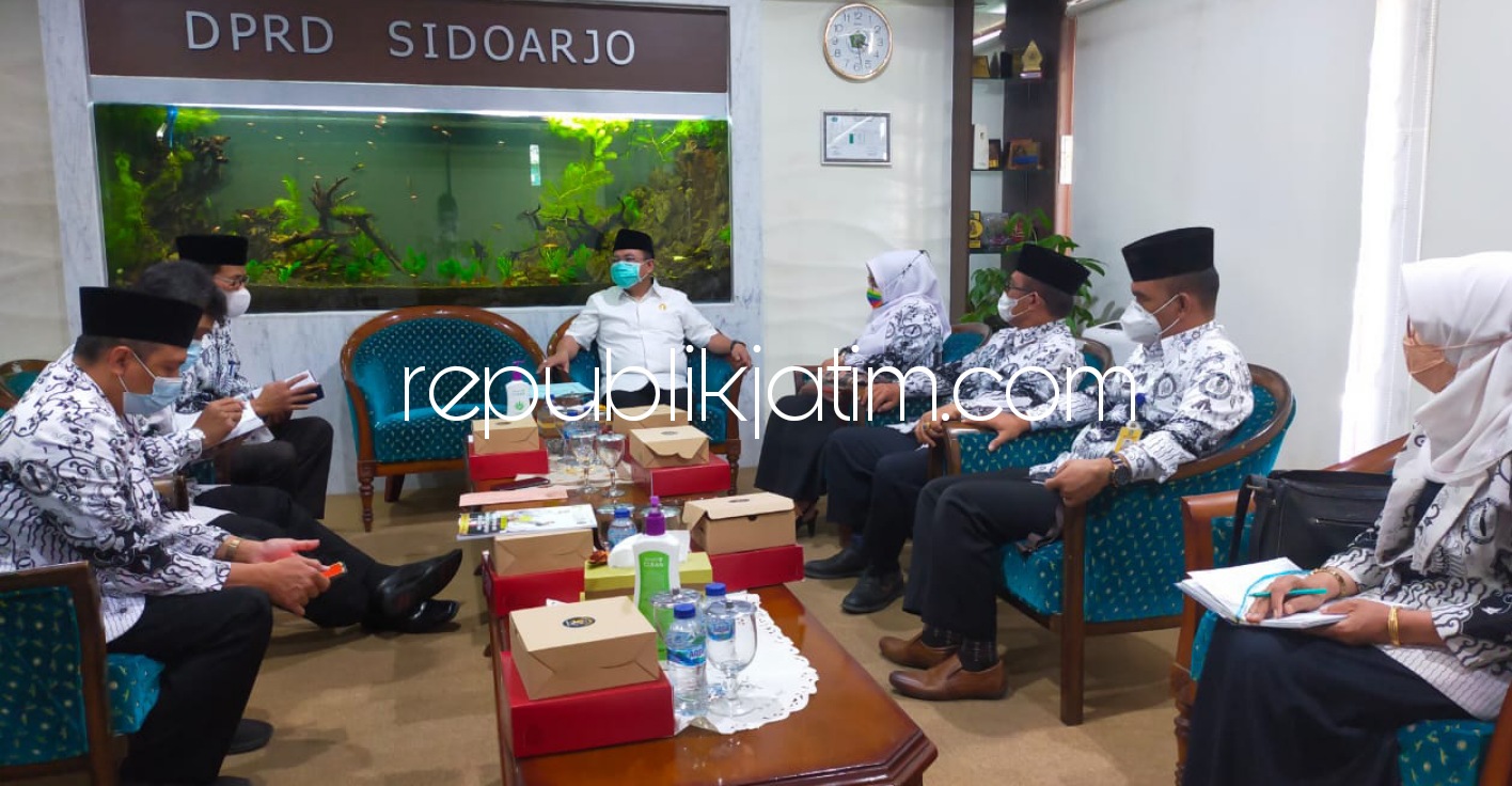 AUDIENSI - Para pengurus PGRI Sidoarjo menggelar audiensi dengan Ketua DPRD Sidoarjo, Usman soal PPPK dari kalangan guru agar diprioritaskan, Selasa (08/06/2021).