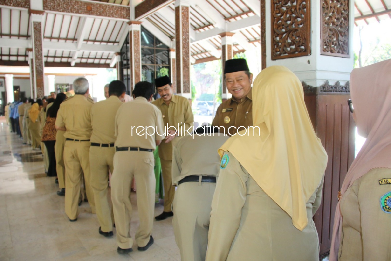 HALAL BIHALAL - Bupati Sidoarjo, Saiful Ilah berhalal bihalal dengan para Aparatur Sipil Negara (ASN) lingkungan Pemkab Sidoarjo di Pendopo Delta Wibawa, Senin (10/06/2019).
