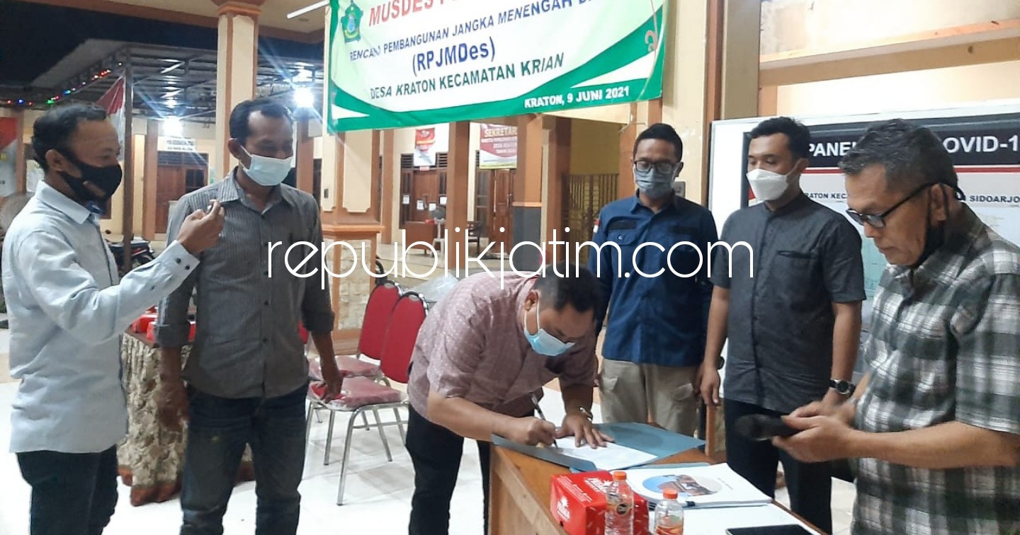 MUSDES - Pemdes Kraton menggelar Musdes Penetapan RPJMDes dengan Kades Kraton, Mashudi menandatangani berita acara bersama Ketua BPD, Nanang Hariono di pendopo desa setempat, Rabu (09/06/2021) malam.