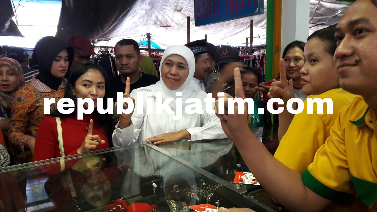 REBUTAN - Para pedagang dan pengunjung Pasar Tradisional Krian berebut salaman dan berselfieria dengan Cagub Jatim, Khofifah Indar Parawansa yang datang ke salah satu pasar terbesar di Sidoarjo untuk kali kedua, Minggu (10/06/2018).