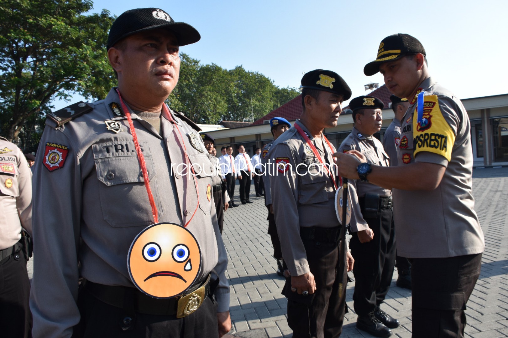 SANKSI - Kapolresta Sidoarjo, Kombes Pol Zain Dwi Nugroho memberikan sanksi kepada 23 anggota Bhabinkamtibmas yang dianggap berkinerja kurang maksimal, Senin (10/06/2019).