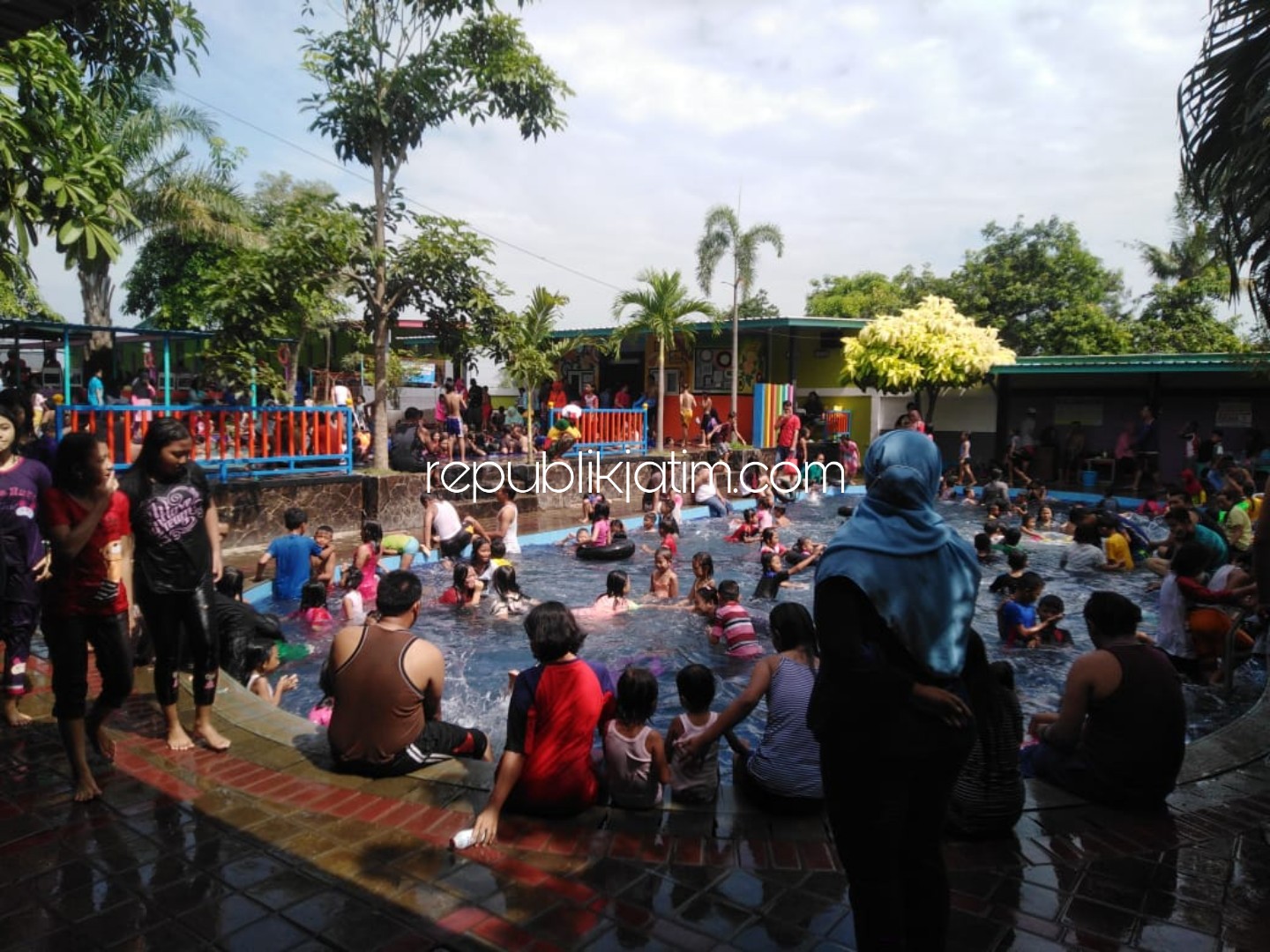PENUH - Pengunjung memenuhi dan menikmati wisata air kolam renang Desa Jedongcangkring, Kecamatan Prambon, Sidoarjo, Minggu (09/06/2019).