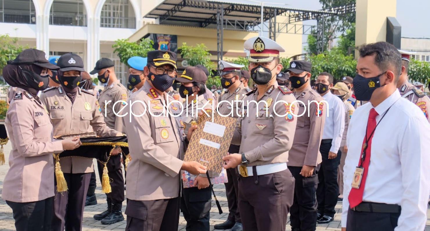 PENGHARGAAN - Sebanyak 63 personel Polresta Sidoarjo berprestasi dan satu warga sipil yang menjadi saksi kunci pengeroyokan anggota TNI di Terminal Purabaya, Waru mendapatkan penghargaan dari Kapolresta Sidoarjo Kombes Pol Sumardji, Kamis (10/06/2021).