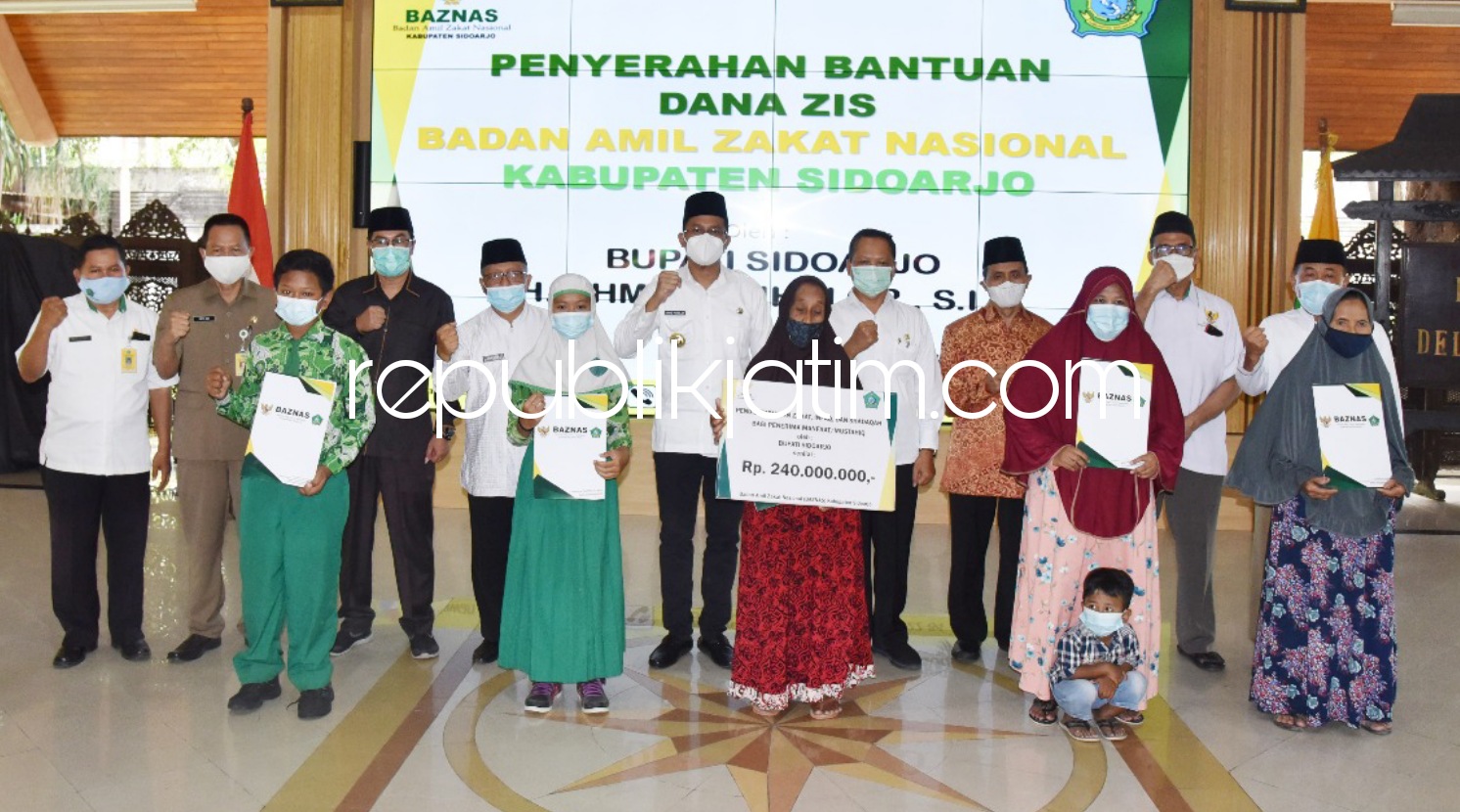 BANTUAN - Bupati Sidoarjo, Ahmad Muhdlor Ali (Gus Muhdlor) menyerahkan bantuan dana Zakat, Infaq dan Shadaqah (ZIS) yang dikelolah Badan Amil Zakat Nasional (BAZNAS) Sidoarjo di Pendopo Delta Wibawa, Rabu (09/06/2021).