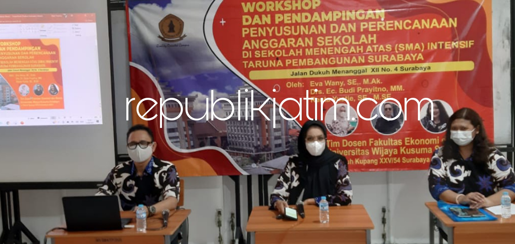 PENDAMPINGAN - Tim Pengabdian Masyarakat (Penmas) Universitas Wijaya Kusuma Surabaya (UWKS) mendampingi sejumlah kepala Sekolah Menengah Atas (SMA) dalam menyusun perencanaan anggaran pertanggungjawaban, Jumat (11/06/2021).