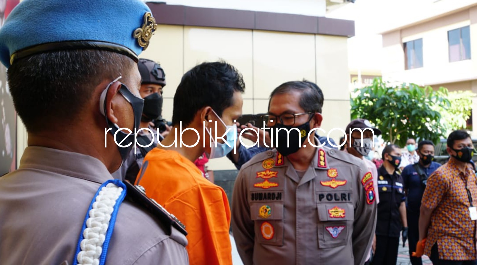 CABUL - Guru cabul, AH diinterogasi Kapolresta Sidoarjo, Kombes Pol Sumardji saat rilis di halaman Polresta Sidoarjo bersama barang buktinya, Jumat (11/06/2021).