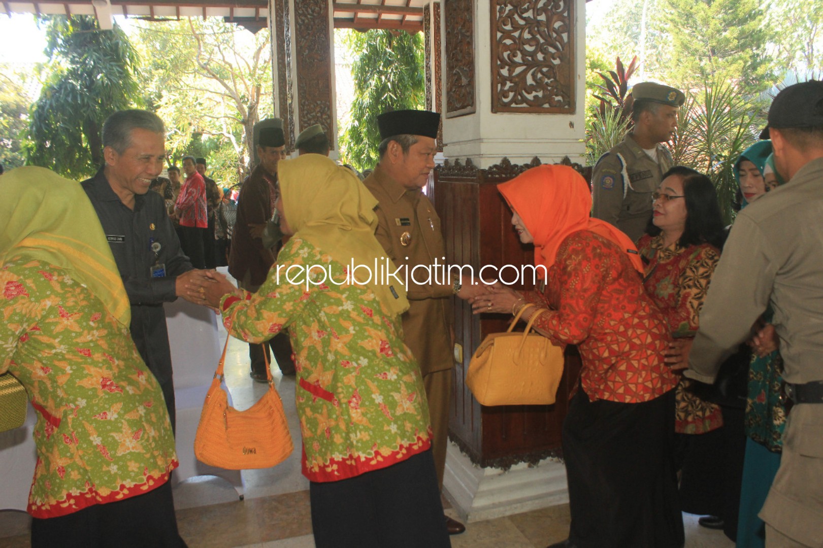HALAL BIHALAL - Bupati Sidoarjo, Saiful Ilah menggelar halal bihalal dengan para tenaga medis dan tenaga pendidik, Selasa (11/06/2019).