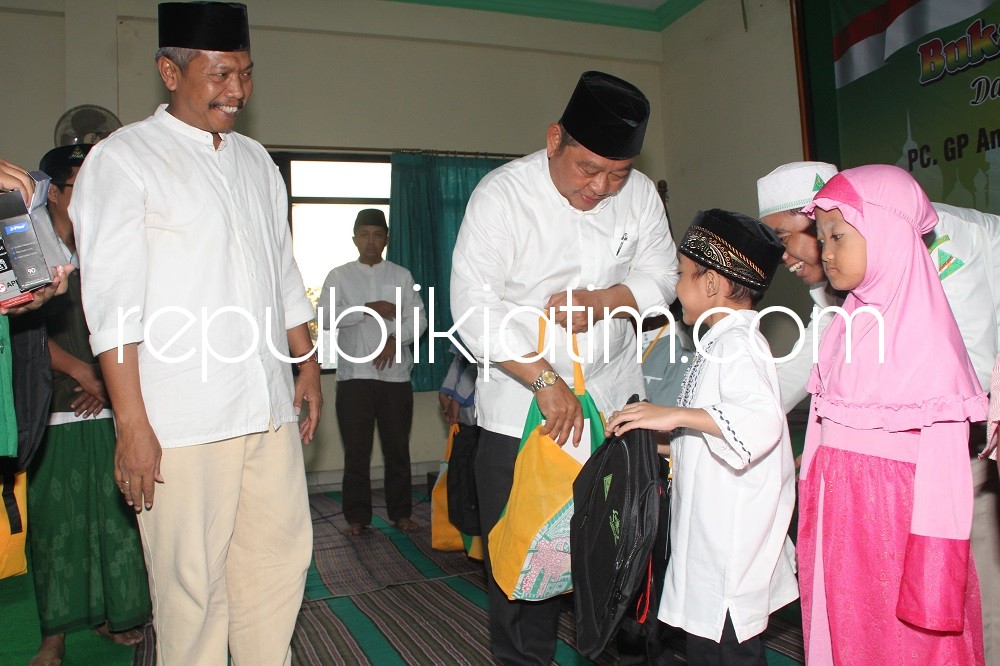 SERAHKAN BANTUAN - Bupati Sidoarjo, Saiful Ilah menyerahkan bantuan ke Yatim Piatu di gedung PCNU Sidoarjo, Minggu (10/06/2018).