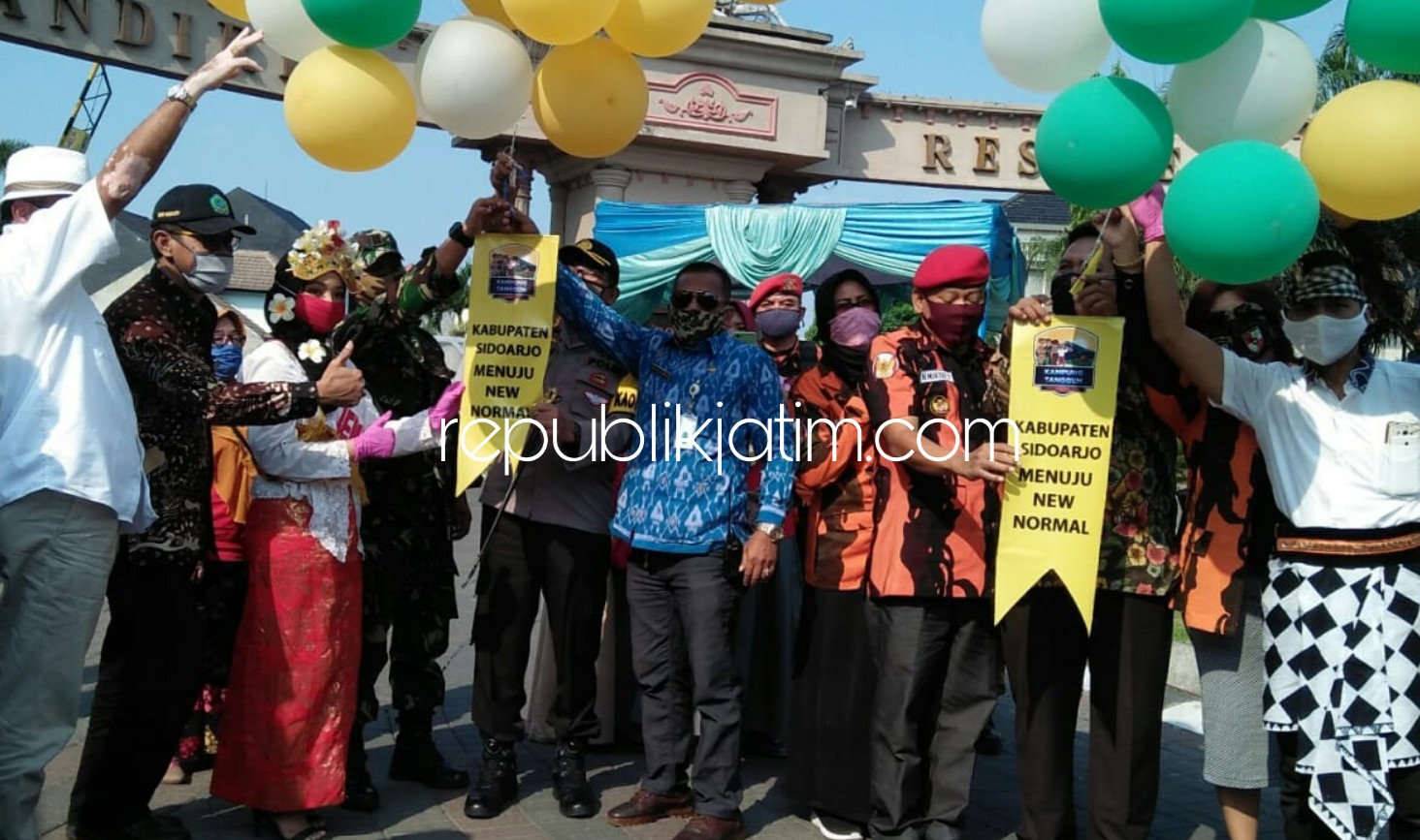 SIMULASI - Sejumlah tim Satgas Kampung Tangguh Jerukgamping, Kecamatan Krian memeragakan menolong pasien Covid-19 saat peresmian empat Kampung Tangguh di Desa Jerukgamping, Kecamatan Krian, Sidoarjo, Kamis (11/06/2020).