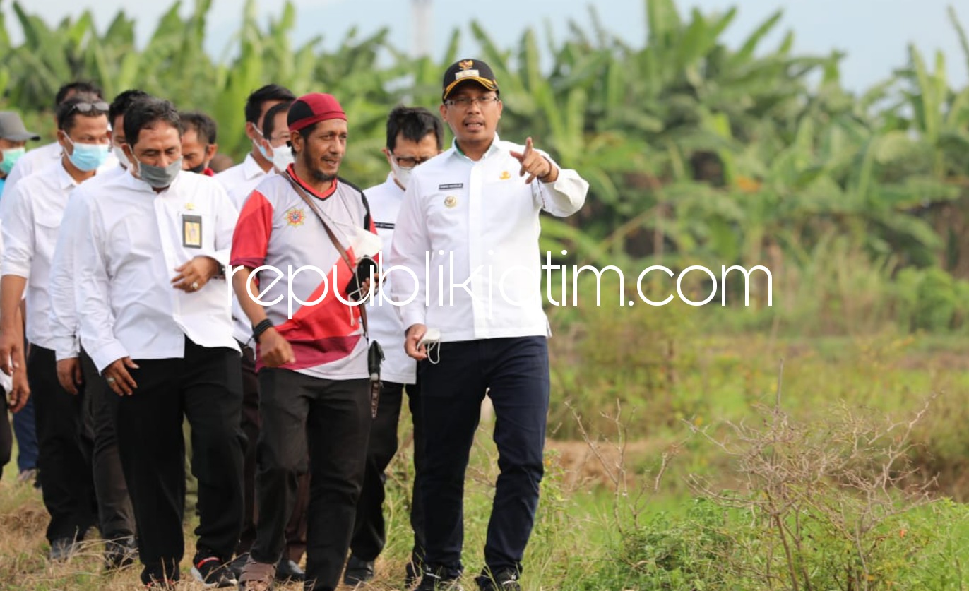 BLUSUKAN - Bupati Sidoarjo, Ahmad Muhdlor Ali (Gus Muhdlor) blusukan menyusuri afvour Kali Kedungan sebagai kali utama yang mengaliri sawah Desa Kedensari, Kecamatan Tanggulangin dan Desa Pesawahan, Kecamatan Porong, Sidoarjo, Jumat (11/06/2021).