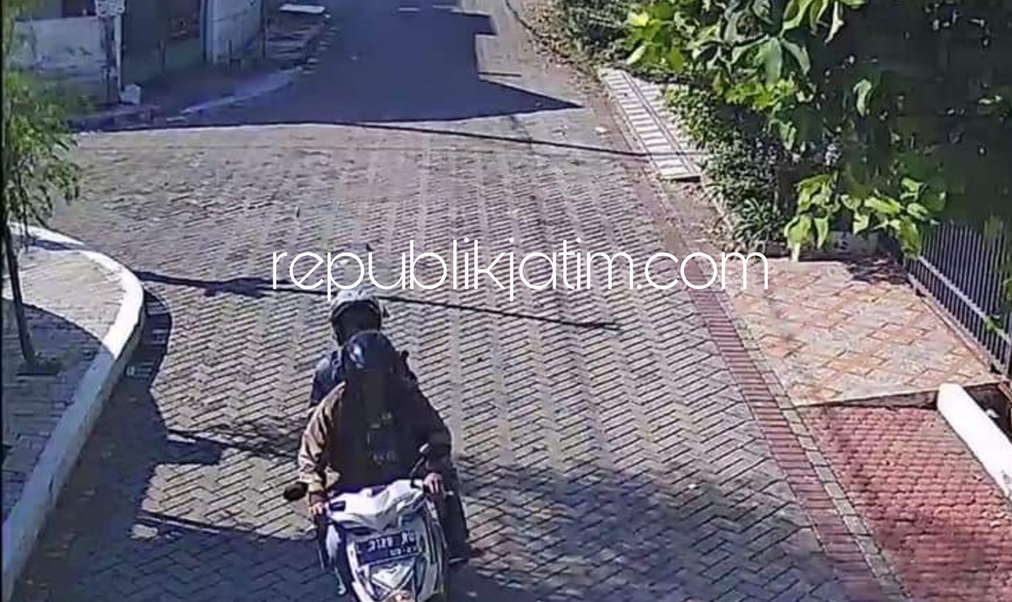 KABUR - Dua pelaku pencurian yang menyaruh sebagai tukang Servis AC kabur menggunakan motor Honda Beat dan terekam CCTV usai menguras harta warga Pondok Jati, Desa Pagerwojo, Kecamatan Buduran, Sidoarjo, Rabu (10/06/2020) sore.