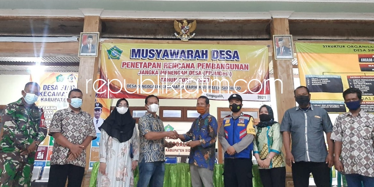 MUSDES - Pemdes Singogalih menggelar Musdes penetapan RPJMDes dan penyerahan berita acara Musdes yang diserahkan Kepala Desa (Kades) Singogalih ke BPD disaksikan jajarannya, Kamis (10/06/2021) malam. 