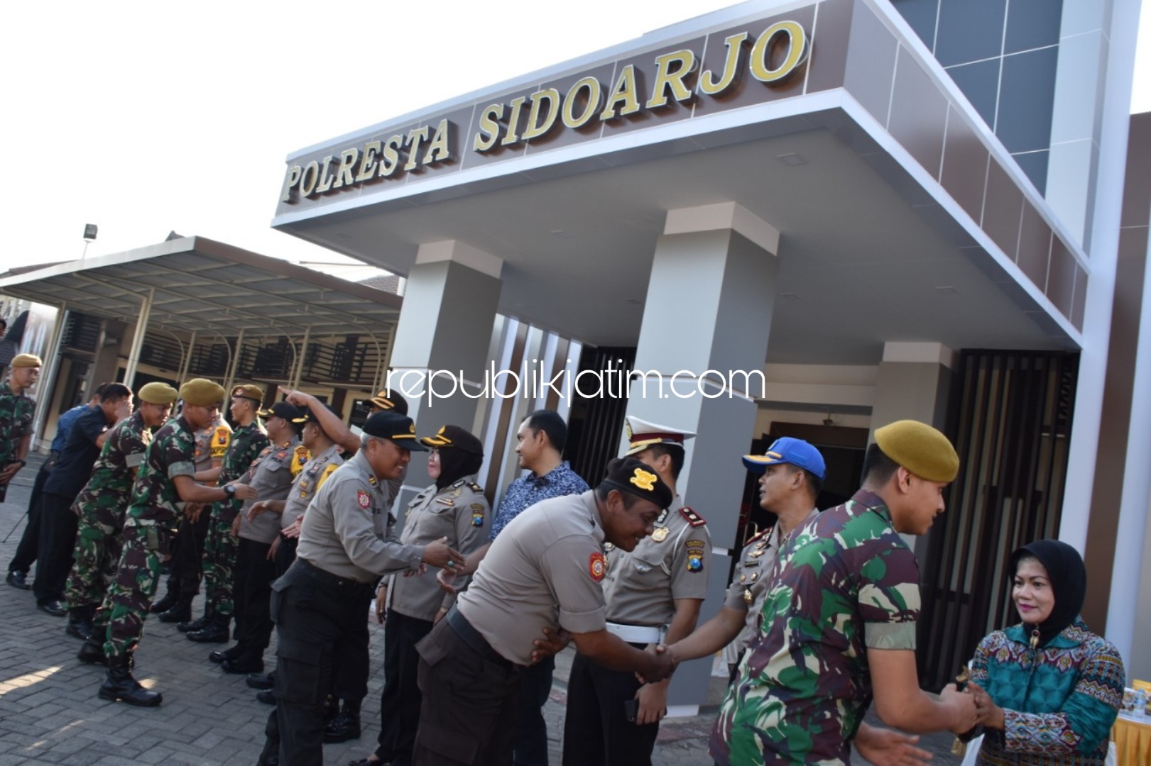 HALAL BIHALAL - Kapolresta Sidoarjo, Kombes Pol Zain Dwi Nugroho memimpin acara halal bihalal dengan anggota Arhanudse 8, Gedangan, Sidoarjo di halaman Polresta, Selasa (11/06/2019).