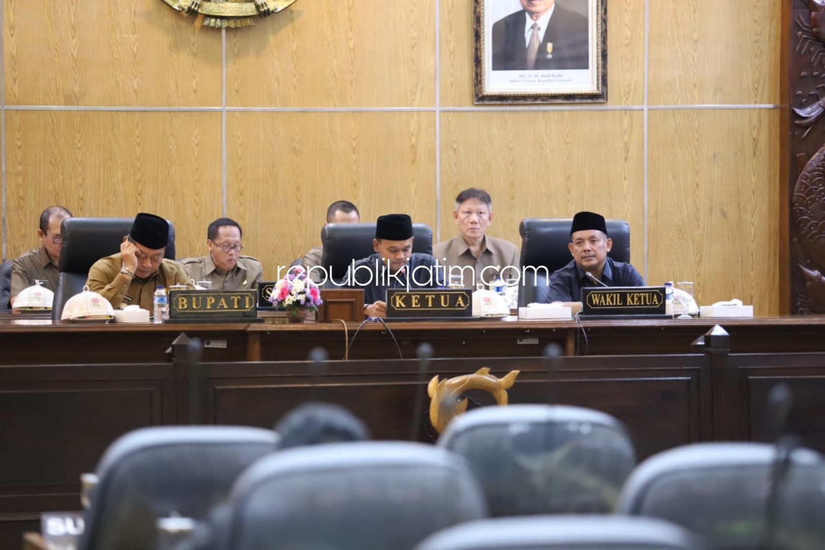 PARIPURNA - Ketua DPRD Sidoarjo, Sullamul Hadi Nurmawan dan Bupati Sidoarjo, Saiful Ilah memimpin jalannya Rapat Paripurna pertama usai Hari Raya Idul Fitri 2019, Selasa (11/06/2019) petang.