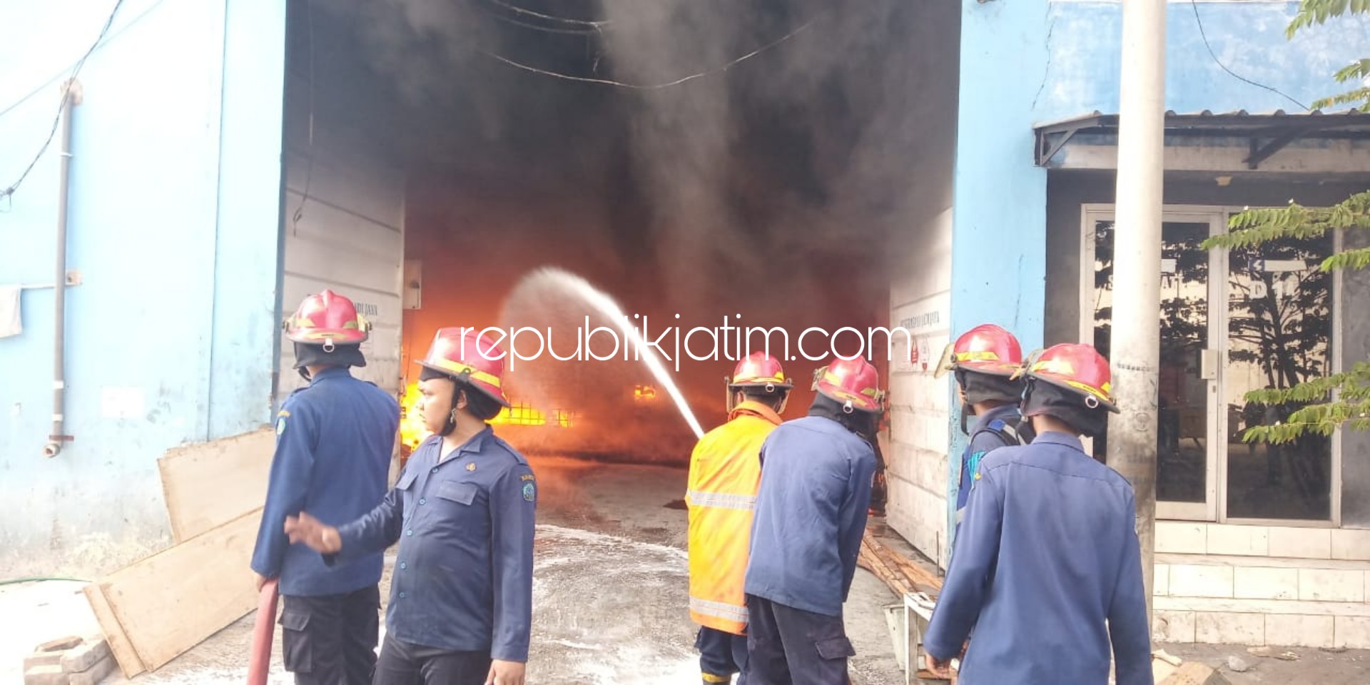 PADAMKAN - Sebanyak 8 unit mobil Pemadam Kebakaran (PMK) dikerahkan untuk padamkan api di pergudangan olie bekas di JL Jabon, Desa Tambaksawah, Kecamatan Waru, Sidoarjo, Rabu (12/06/2019).
