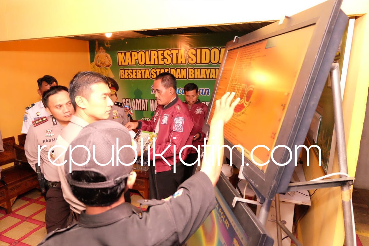 PANTAU KESIAPAN - Kapolresta Sidoarjo, Kombes Pol Himawan Bayu Aji memantau kesiapan personil di Pos Pelayanan Mudik Lebaran 2018 di Terminal Purabaya, Bungurasih, Kecamatan Waru, Sidoarjo, Senin (11/06/2018) malam.