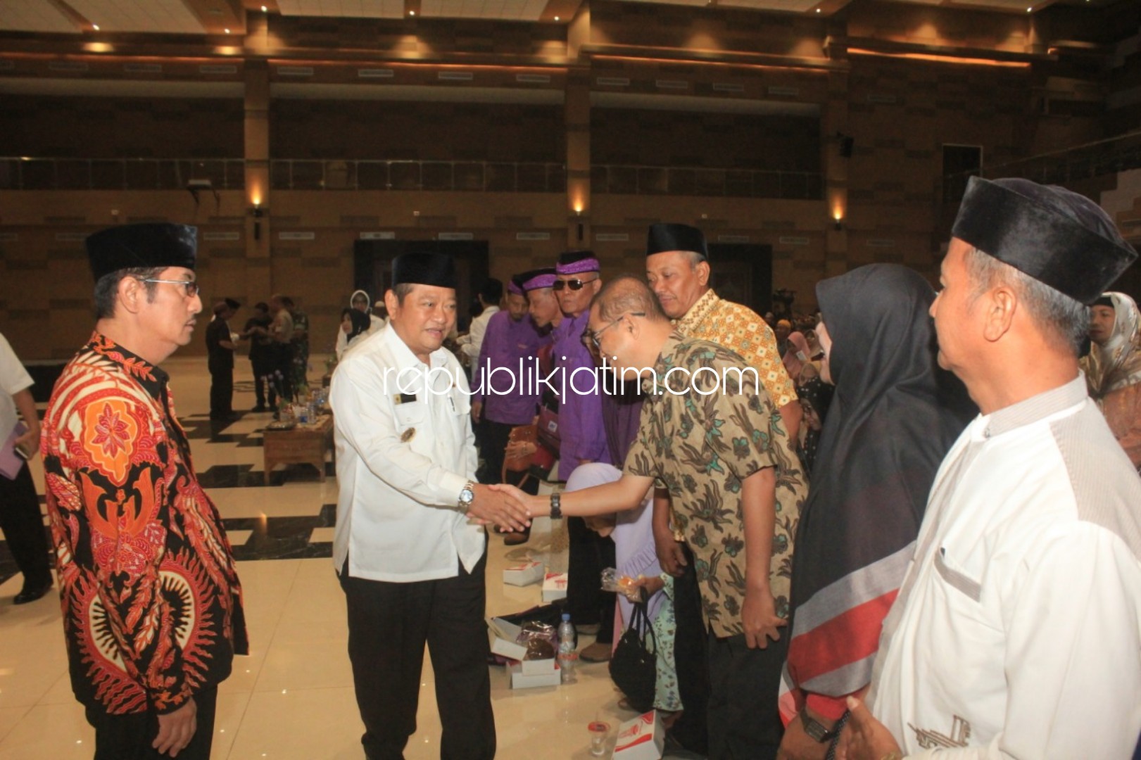 PESAN - Bupati Sidoarjo, Saiful Ilah memberikan pesan kepada 2.171 CJH asal Sidoarjo saat manasik di gedung Serbaguna Lingkar Timur, Rabu, (13/06/2019). 