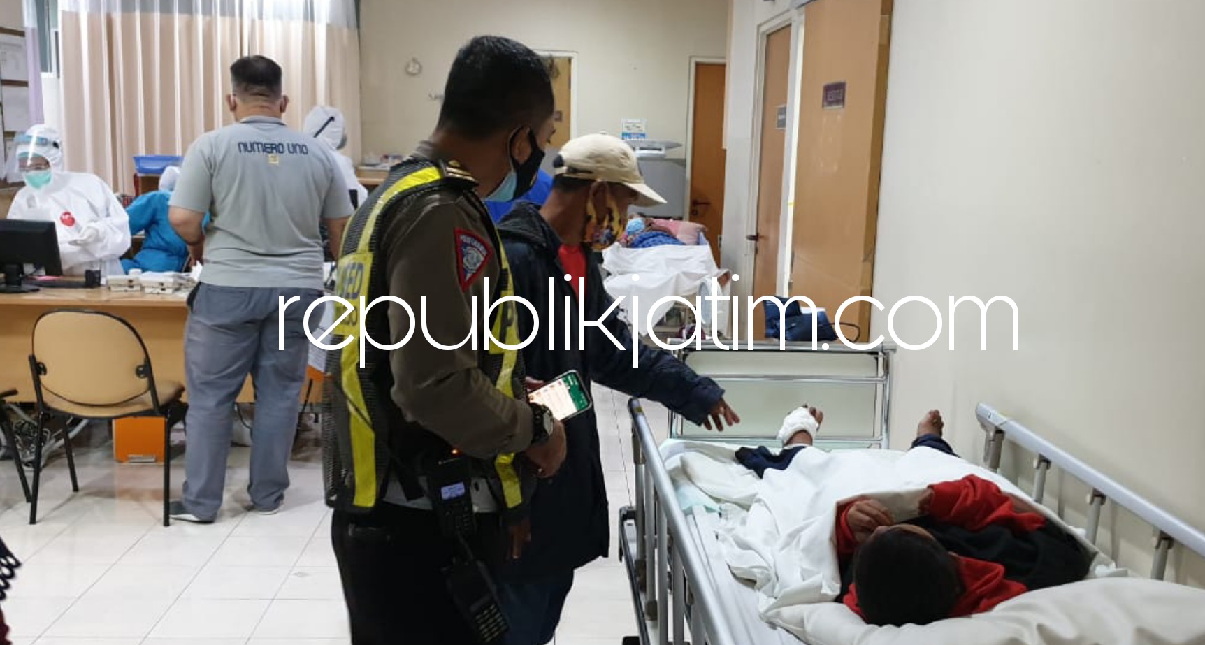 OLAH TKP - Petugas Unit Laka, Satuan Lantas, Polresta Sidoarjo menggelar olah TKP tabrakan beruntun 11 motor, 5 mobil dan 1 truk box di JL Raya Sawotratap, Gedangan, Sidoarjo menyebabkan 7 korban terluka dilarikan rumah sakit, Sabtu (12/06/2021) malam.