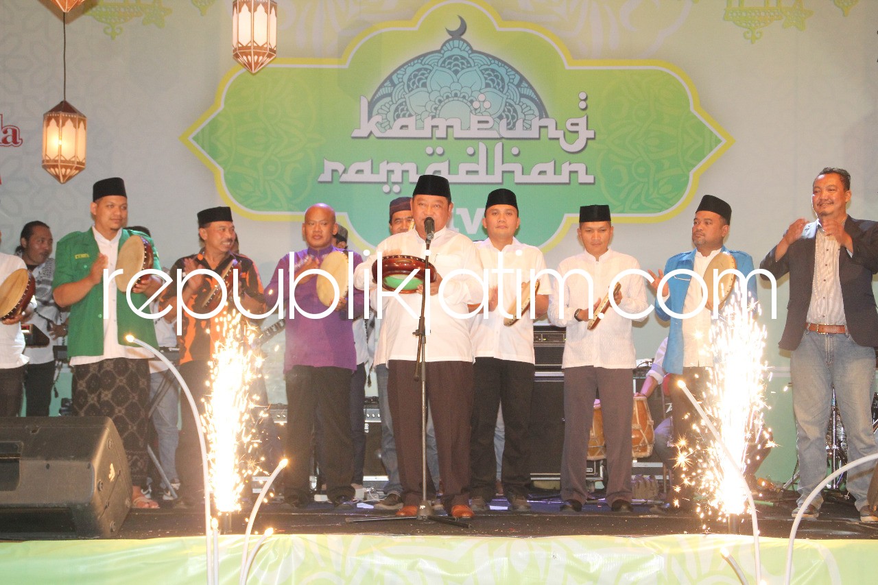 PENUTUPAN - Bupati Sidoarjo, Saiful Ilah menutup acara Kampung Ramadhan yang digelar hampir selama Ramadhan 1439 Hijriyah di Alun-Alun Sidoarjo, Selasa (12/06/2018) malam.