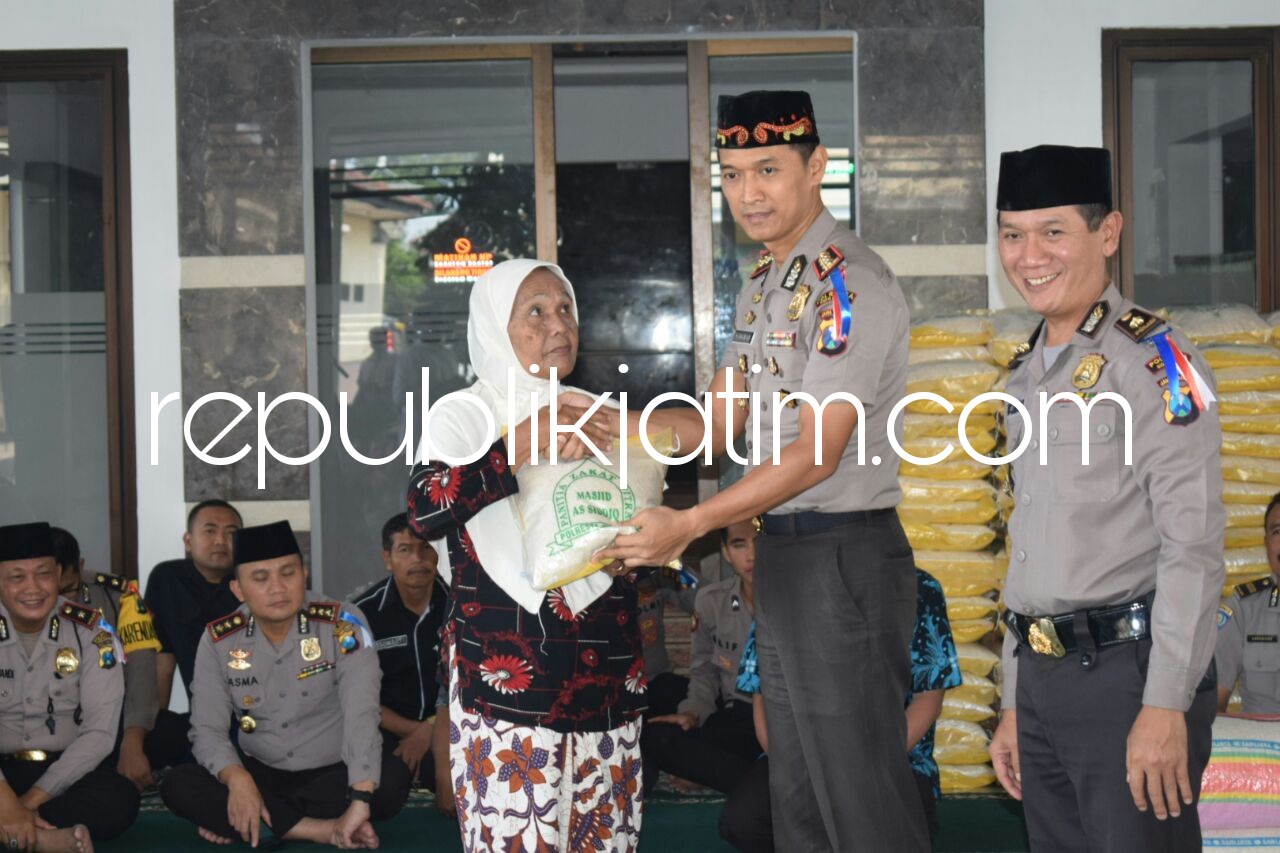 SERAHKAN - Kapolresta Sidoarjo, Kombes Pol Himawan Bayu Aji menyerahkan zakat fitrah kepada 995 orang masyarakat yang tidak mampu, amil zakat, anak yatim, dan fakir miskin di Masjid As Siddiq, Rabu (13/06/2018).