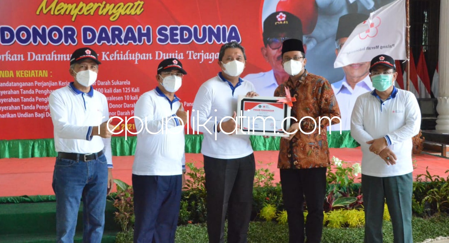 DONOR - Bupati Sidoarjo, Ahmad Muhdlor Ali dan Ketua Bidang Kesehatan dan Sosial PMI Jatim menyaksikan penandatanganan MoU penggerak donor dan penyerahan penghargaan pahlawan kemanusiaan pendonor Konvalesen di Pendopo Delta Wibawa, Minggu (13/06/2021).