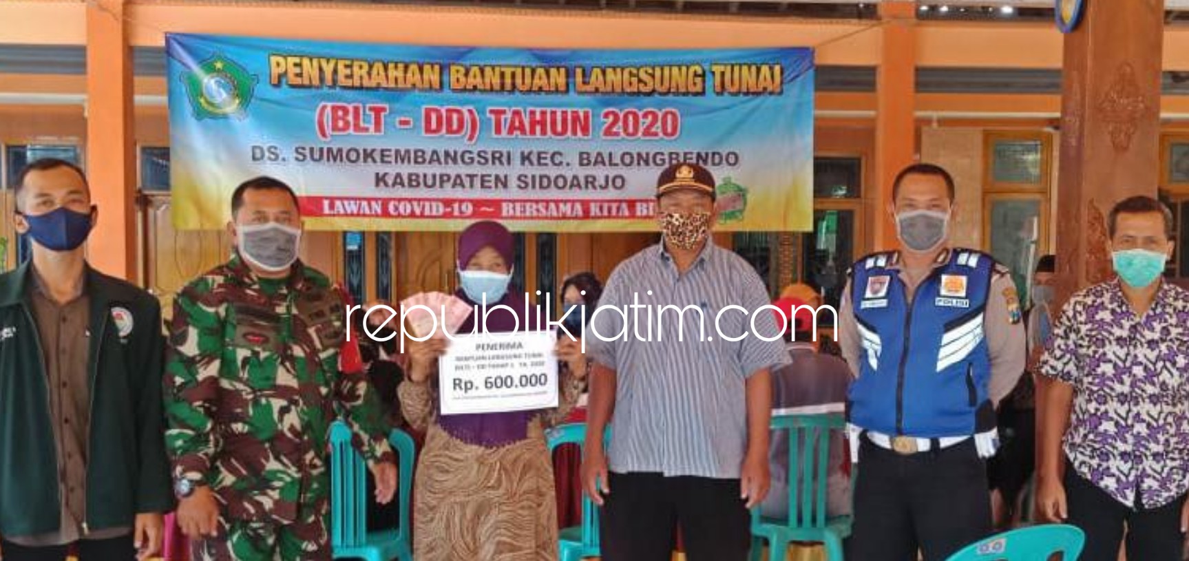 SALURKAN - Pemdes Sumokembangsri, Kecamatan Balongbendo, Sidoarjo menyalurkan Bantuan Langsung Tunai (BLT) Dana Desa (DD) tahap satu di kantor desa setempat, Sabtu (13/06/2020).