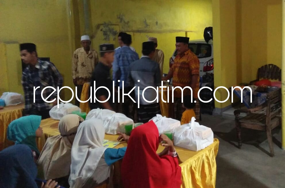 SANTUNAN - Ketua Fraksi Golkar Bintang Persatuan DPRD Sidoarjo, Hadi Subiyanto memberikan santunan kepada 40 anak yatim piatu di Desa Tebel, Kecamatan Gedangan, Sidoarjo, Rabu (13/06/2018).