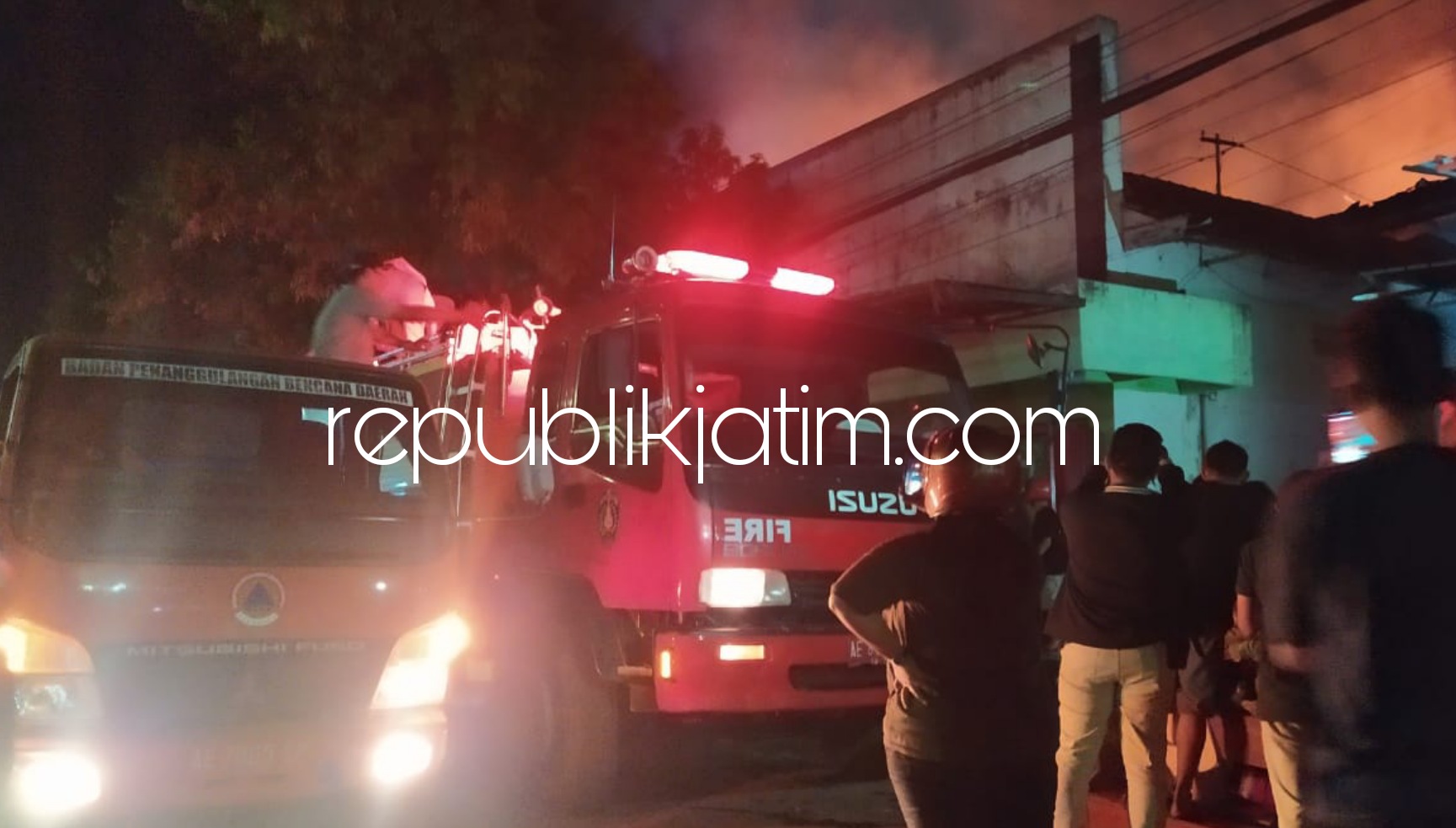 KEBAKARAN - Api membakar bangunan dan isi Toko Hayati Agung di JL Sultan Agung, Kota Ponorogo Sabtu, (21/06/2021) malam.