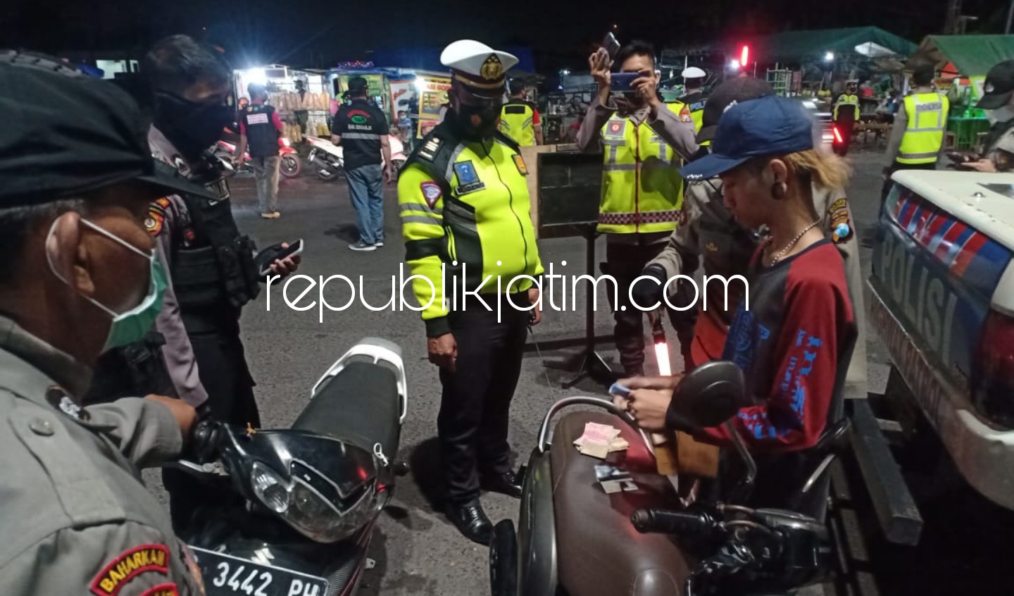 PATROLI - Para petugas Polresta Sidoarjo melaksanakan patroli pencegahan aksi premanisme di berbagai titik, Sabtu (12/06/2021) malam.