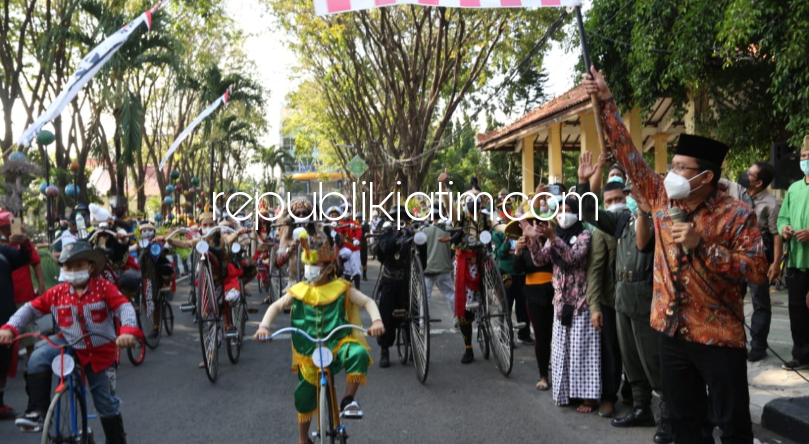 BERANGKATKAN - Bupati Sidoarjo, Ahmad Muhdlor Ali (Gus Muhdlor) memberangkatkan peserta parade Penny Farthing dan Onthelista Kosti Sidoarjo di Paseban Alun-Alun di depan Pendopo Delta Wibawa, Sidoarjo, Minggu (13/06/2021).