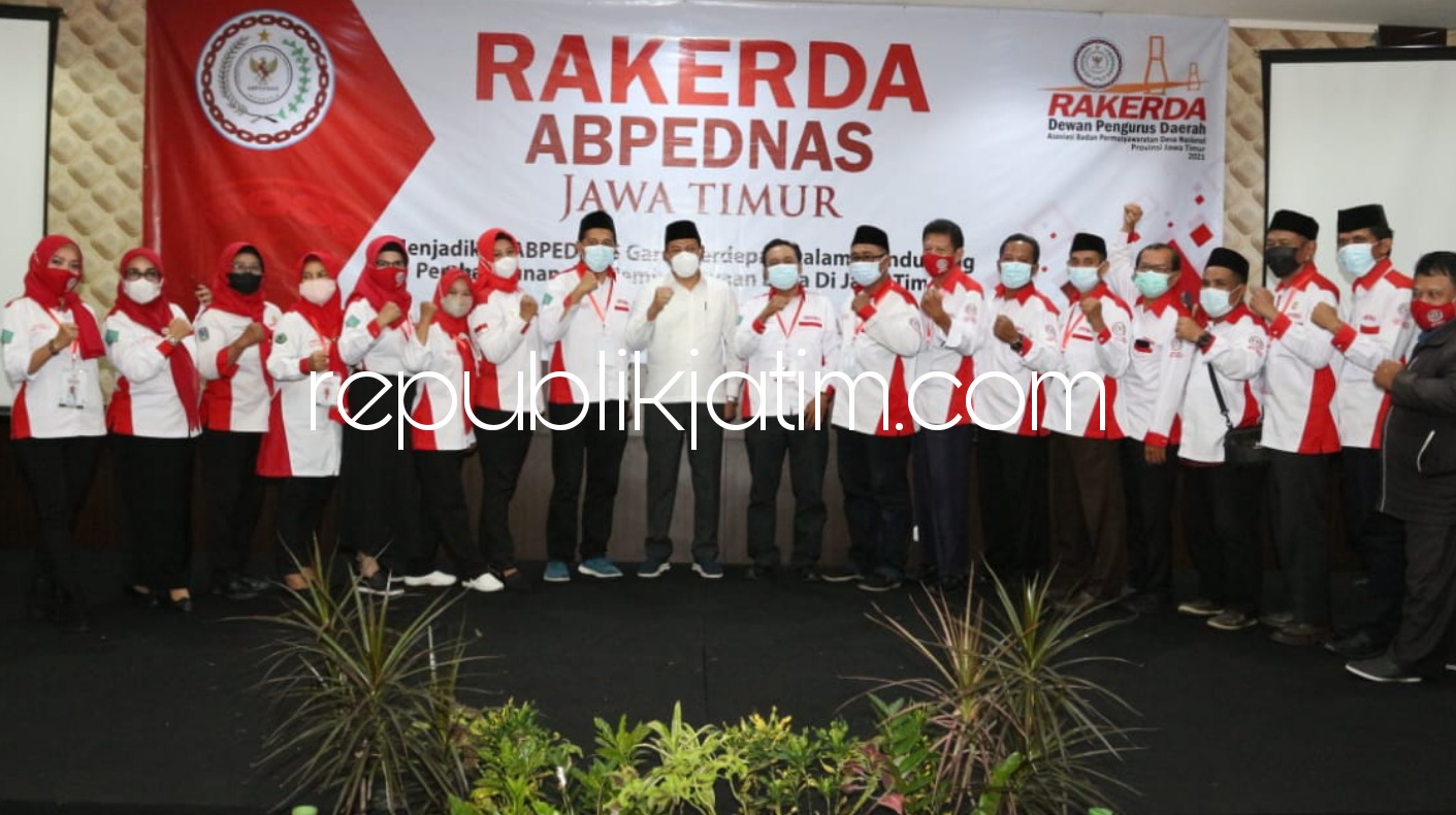 RAKERDA - Wabup Sidoarjo, Subandi menutup acara Rakerda Asosiasi Badan Permusyawaratan Desa Nasional (Abpednas) Jatim yang digelar selama dua hari 12-13 Juni 2021 di Hotel Halogen Juanda Sedati, Sidoarjo, Minggu (13/06/2021).