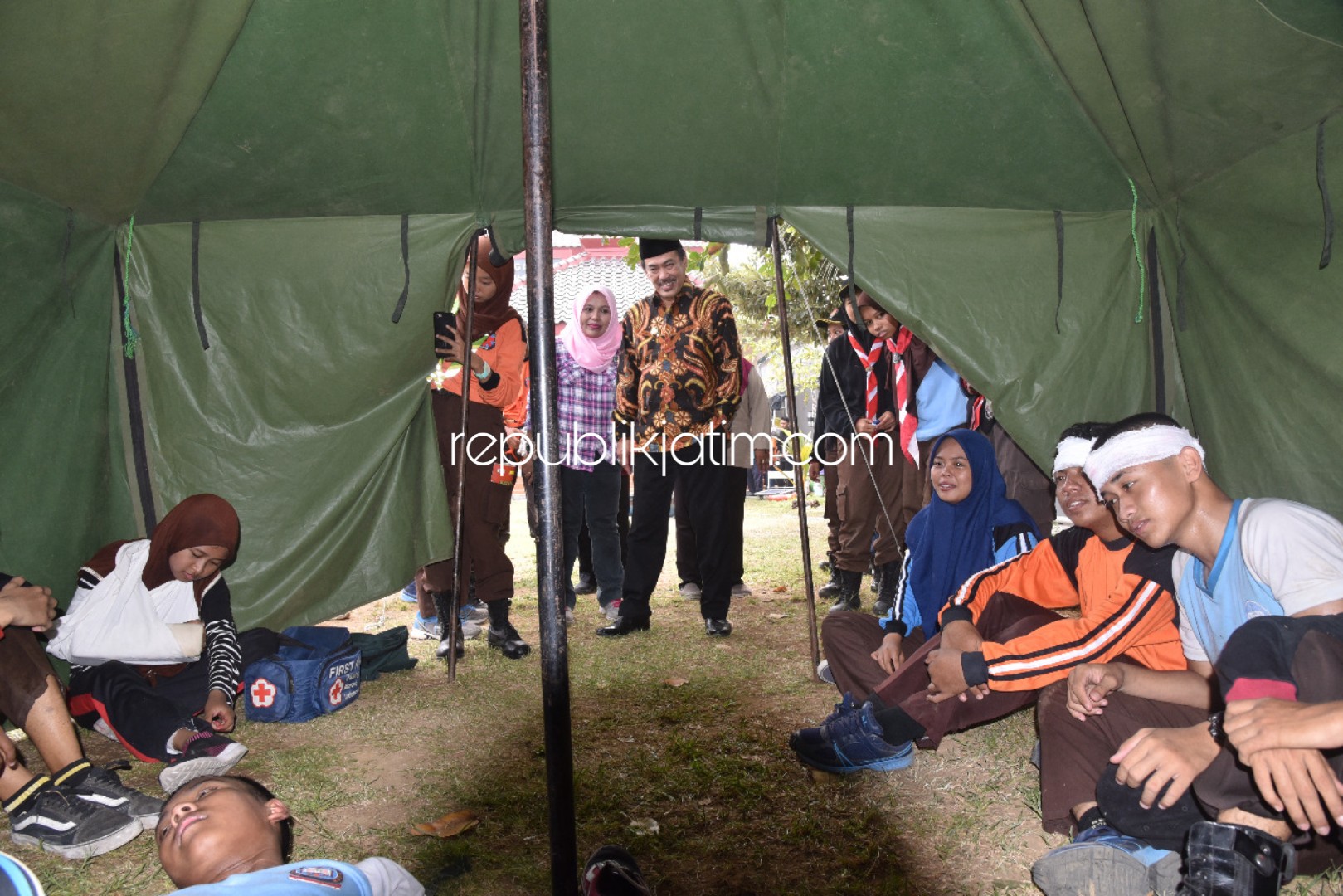 TINJAU - Ketua Kwartir Cabang (Kwarcab) Gerakan Pramuka Sidoarjo, Nur Ahmad Syaifuddin meninjau kesiapan Brigadir Penolong Kwarcab Sidoarjo saat simulasi kesiapsiagaan Bencana Angin Puting Beliung dalam Parade Senja, Jumat (14/06/2019).