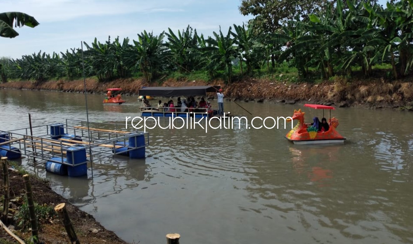 WISATA AIR - Warga Desa Ngaban, Kecamatan Tanggulangin, Sidoarjo menyulap sungai desanya menjadi wana wisata air yang dikelolah secara gotong royong, Minggu (14/06/2020).