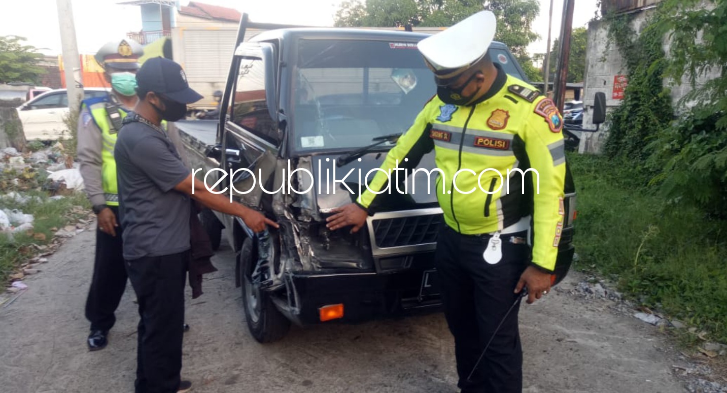 OLAH TKP - Kanit Laka, Satuan Lantas, Polresta Sidoarjo, AKP Sugeng Sulistyono memimpin olah TKP tewasnya pengendara motor Honda Scoopy usai ditabrak pikup di JL Raya Taman, Kecamatan Taman, Sidoarjo, Senin (14/06/2021).
