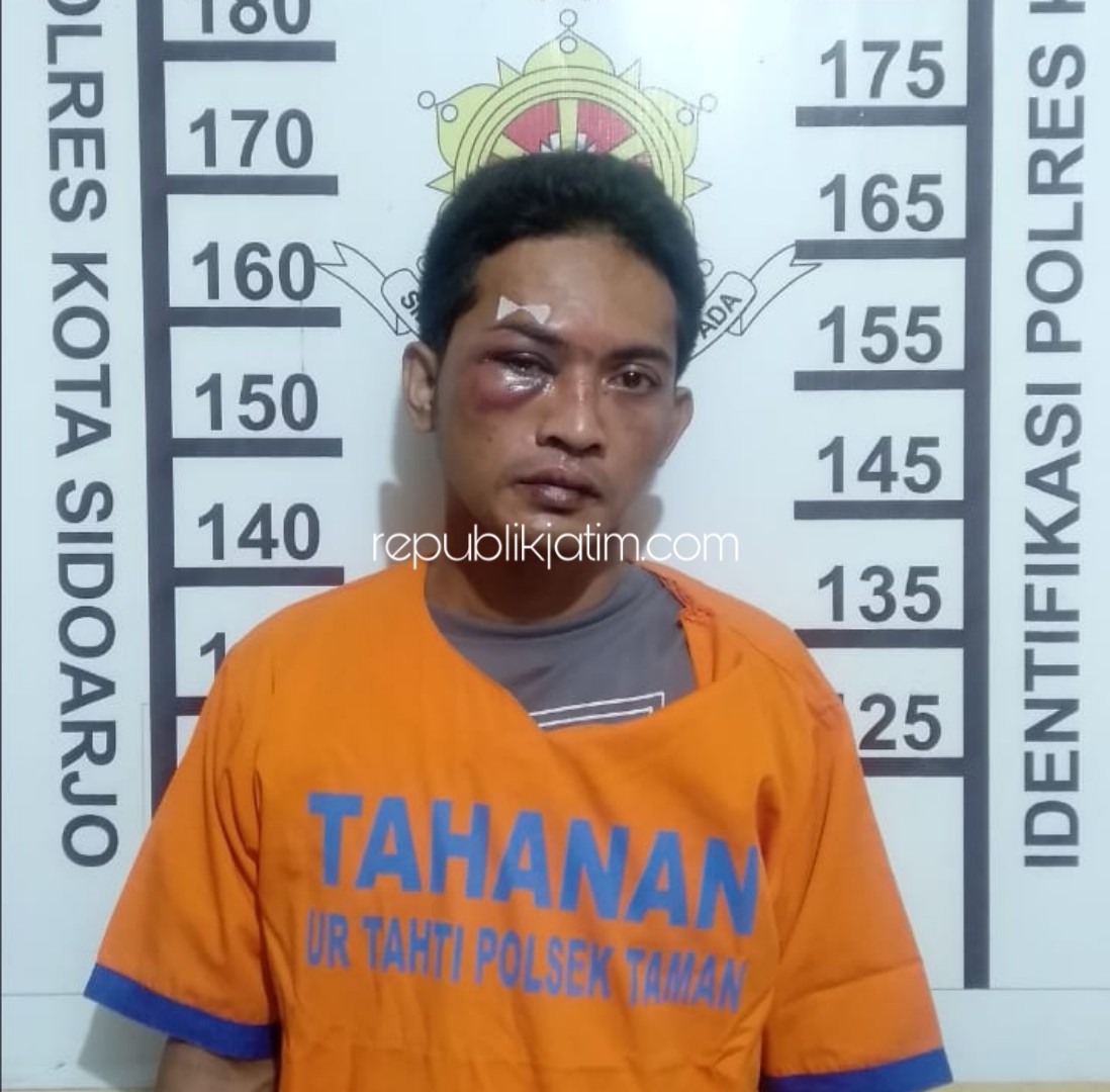 BABAK BELUR - Tersangka kasus pencurian televisi, Riski Adityawan (31) warga JL Kedurus IV, Karangpilang, Surabaya babak belur usai tepergok warga membobol rumah Kepala Sekolah di Desa Sambibulu, Kecamatan Taman, Sidoarjo, Jumat (14/06/2019).