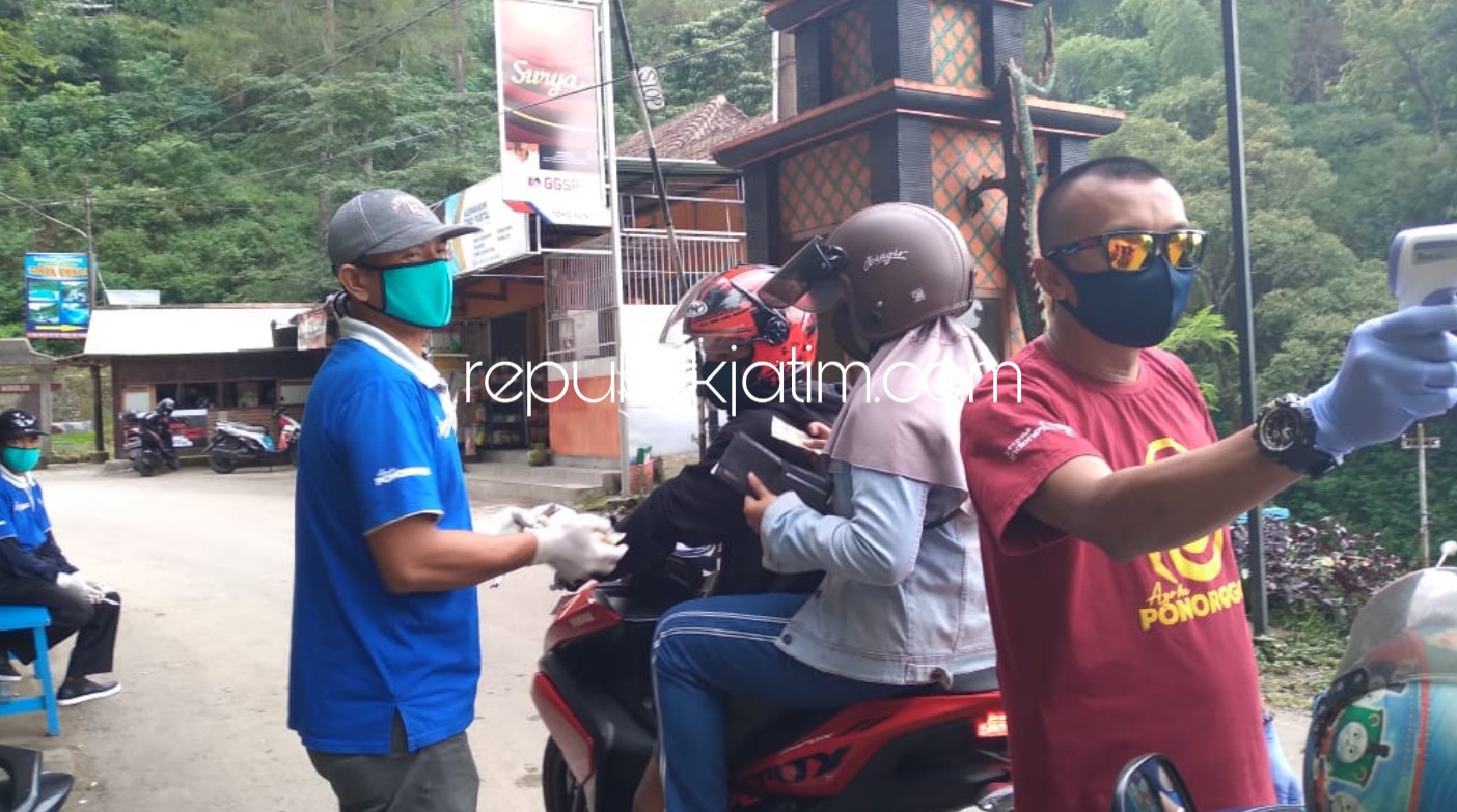 TELAGA NGEBEL - Ratusan pengunjung mulai memadati wana wisata Telaga Ngebel, Kecamatan Ngebel, Ponorogo yang mulai ditargetkan meraup Pendapatan Asli Daerah (PAD) Rp 240 Juta per bulan, Minggu (13/06/2020).