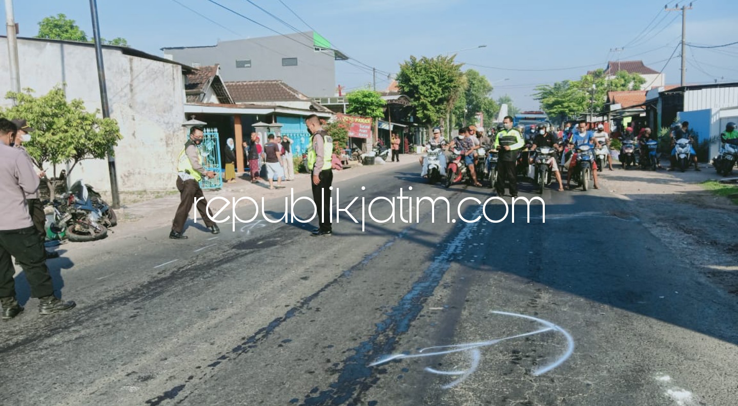 OLAH TKP - Sejumlah petugas Unit Laka, Satuan Lantas, Polresta Sidoarjo menggelar olah TKP kasus kecelakaan di JL Raya Desa Kandangan, Kecamatan Krembung, Sidoarjo, Senin (14/06/2021).