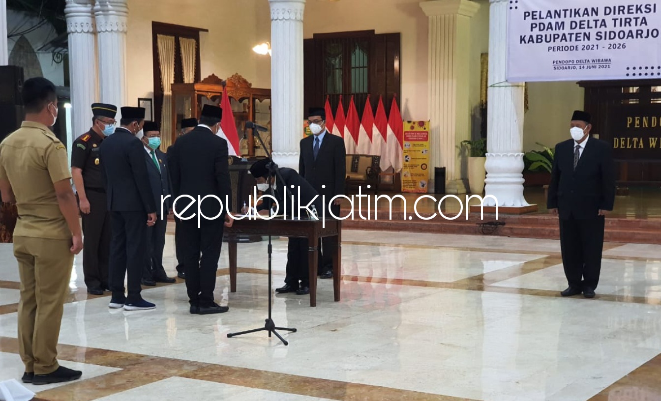 LANTIK - Bupati Sidoarjo, Ahmad Muhdlor Ali melantik 3 Direksi PDAM Delta Tirta Sidoarjo tanpa Direktur Administrasi dan Keuangan terpilih di Pendopo Delta Wibawa Sidoarjo, Senin (14/06/2021) malam.