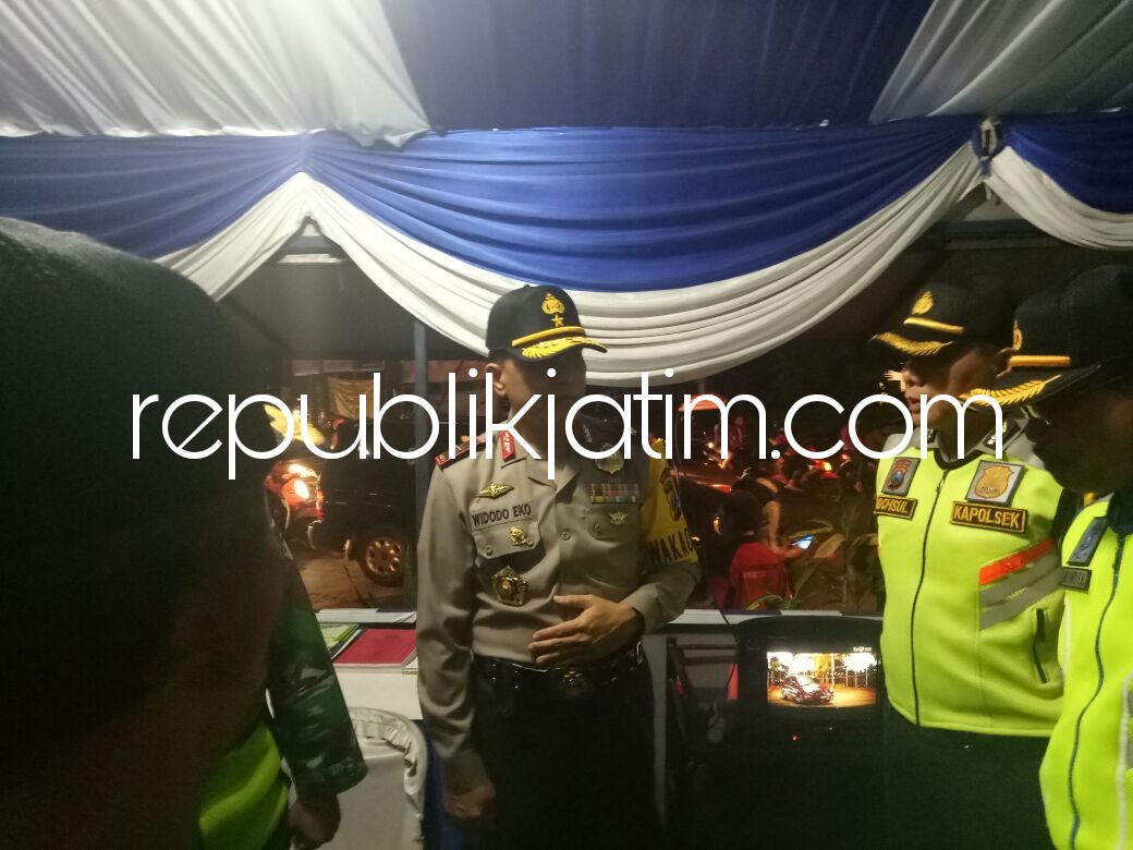 SIDAK POSKO - Wakapolda Jatim, Brigjen Pol Widodo Eko Prihastopo menggelar Inspeksi Mendadak (Sidak) ke sejumlah Posko Lebaran di Sidoarjo Kamis (14/06/2018) malam.