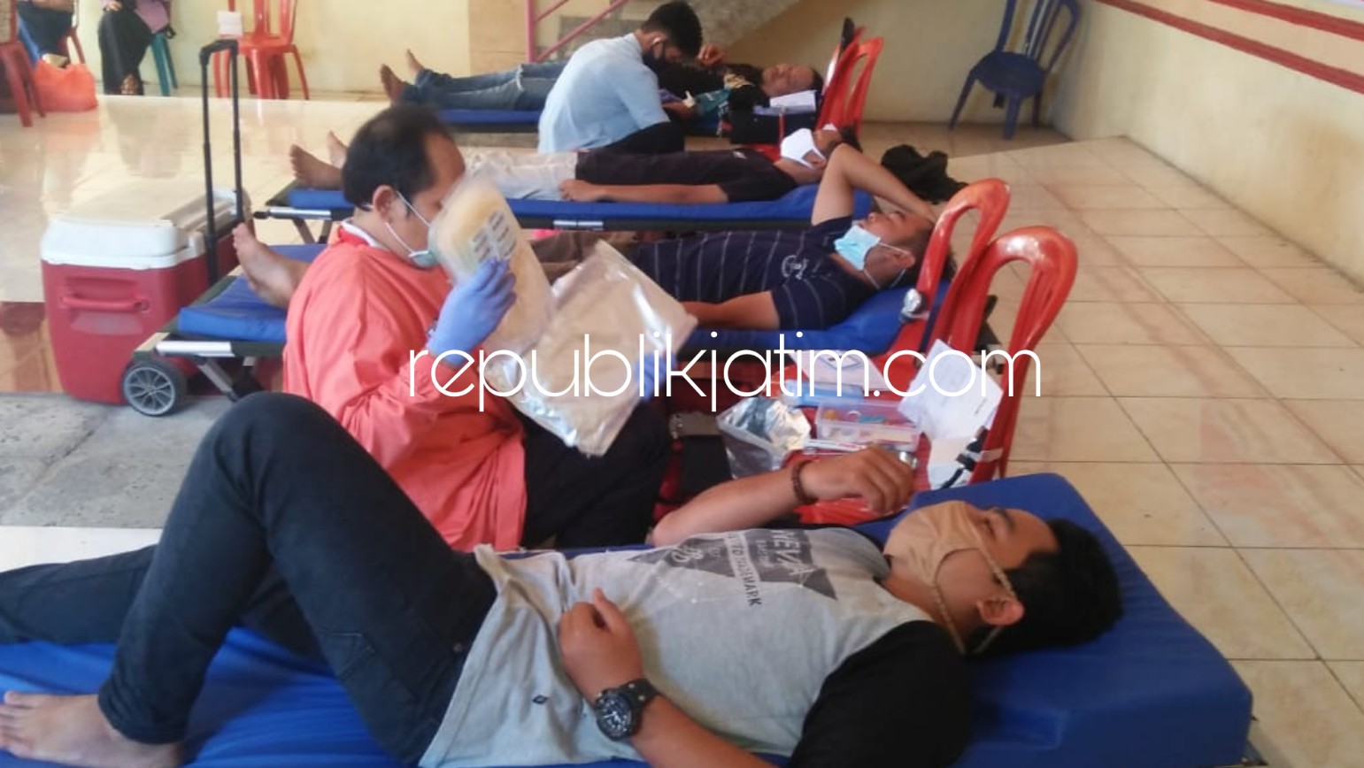 DONOR DARAH - Para pemuda Desa Bancar, Kecamatan Bungkal, Ponorogo menggelar Bakti Sosial (Baksos) donor darah di balai desa setempat, Sabtu (13/06/2020).