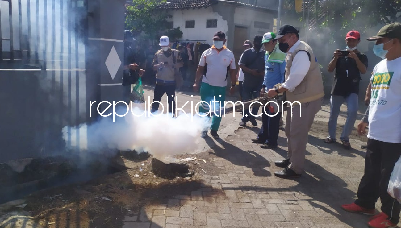 FOGGING - Anggota Dewan Pakar DPP Partai Gerindra, Bambang Haryo Soekartono (BHS) menggelar fogging (pengasapan) di Lingkungan Kwadengan Kelurahan Lemahputro, Kecamatan Sidoarjo karena ada dua warga yang terserang Demam Berdarah (DB), Selasa (15/06/2021).