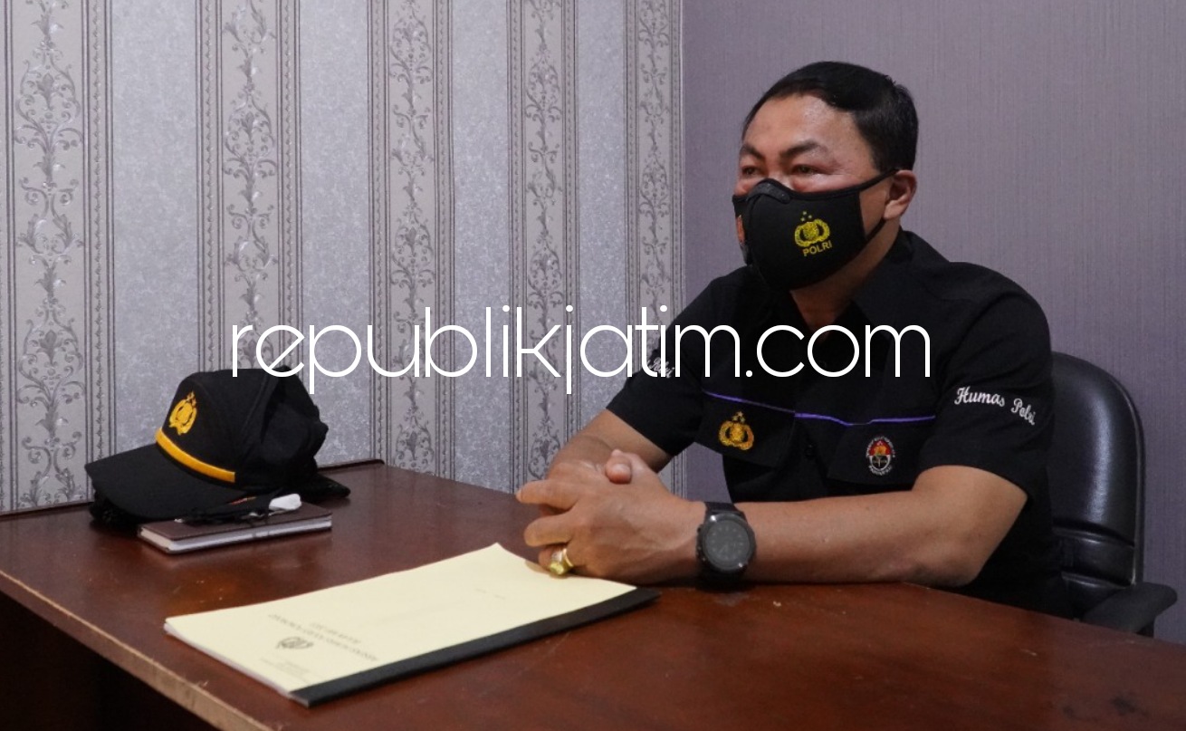 SOSIALISASI - AKP Sumono Kasubag Humas Polres Ponorogo saat menyampaikan sosialisasi berita resmi dari Kapolri soal penertiban preman di kantornya, Selasa (15/06/2021). 