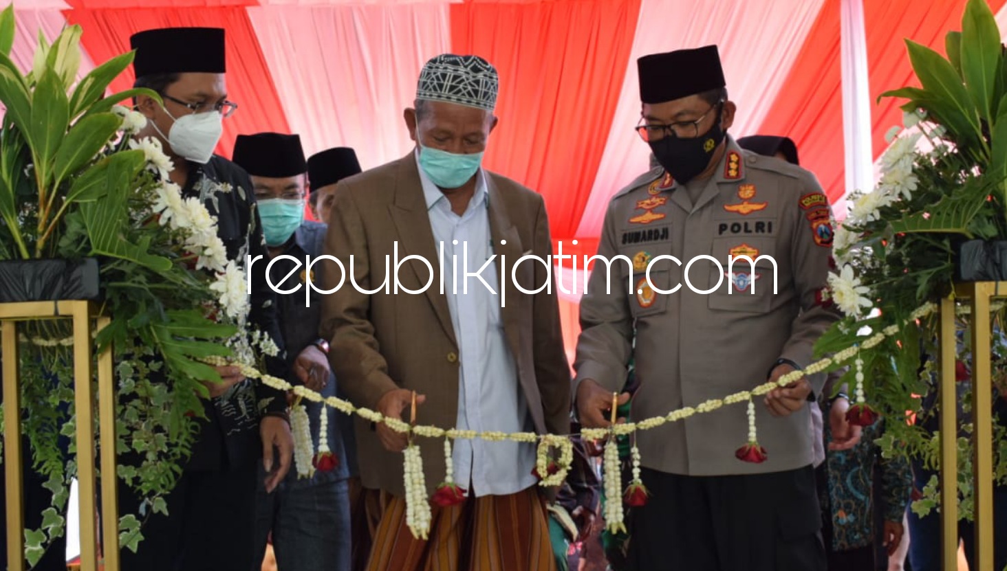 RESMIKAN - Kapolresta Sidoarjo, Kombes Pol Sumardji bersama Bupati, Ahmad Muhdlor Ali dan KH Agoes Ali Masyhuri meresmikan Masjid Al Ikhlas Polresta Sidoarjo, Selasa (15/06/2021). 