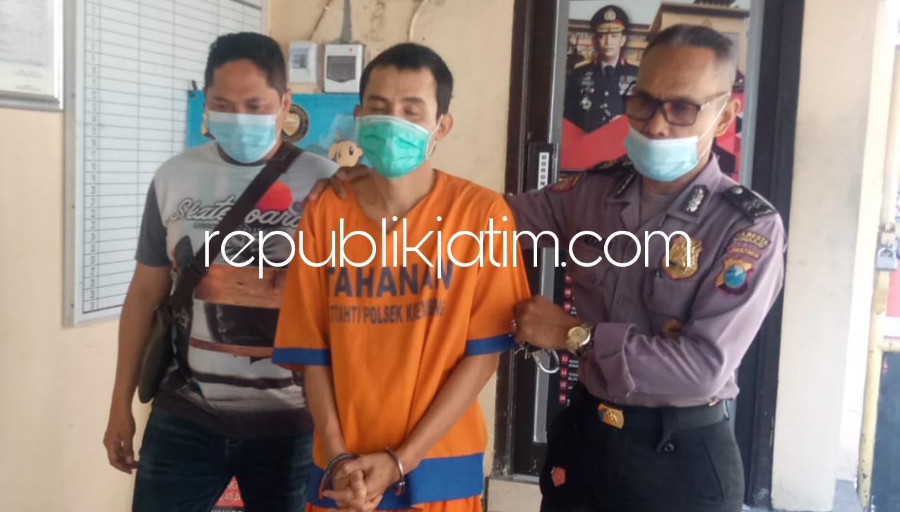 DIGELANDANG - Tersangka Purwanto alias Bimbim saat digelandang petugas Polsek Krembung beserta barang buktinya, Selasa (15/06/2021).