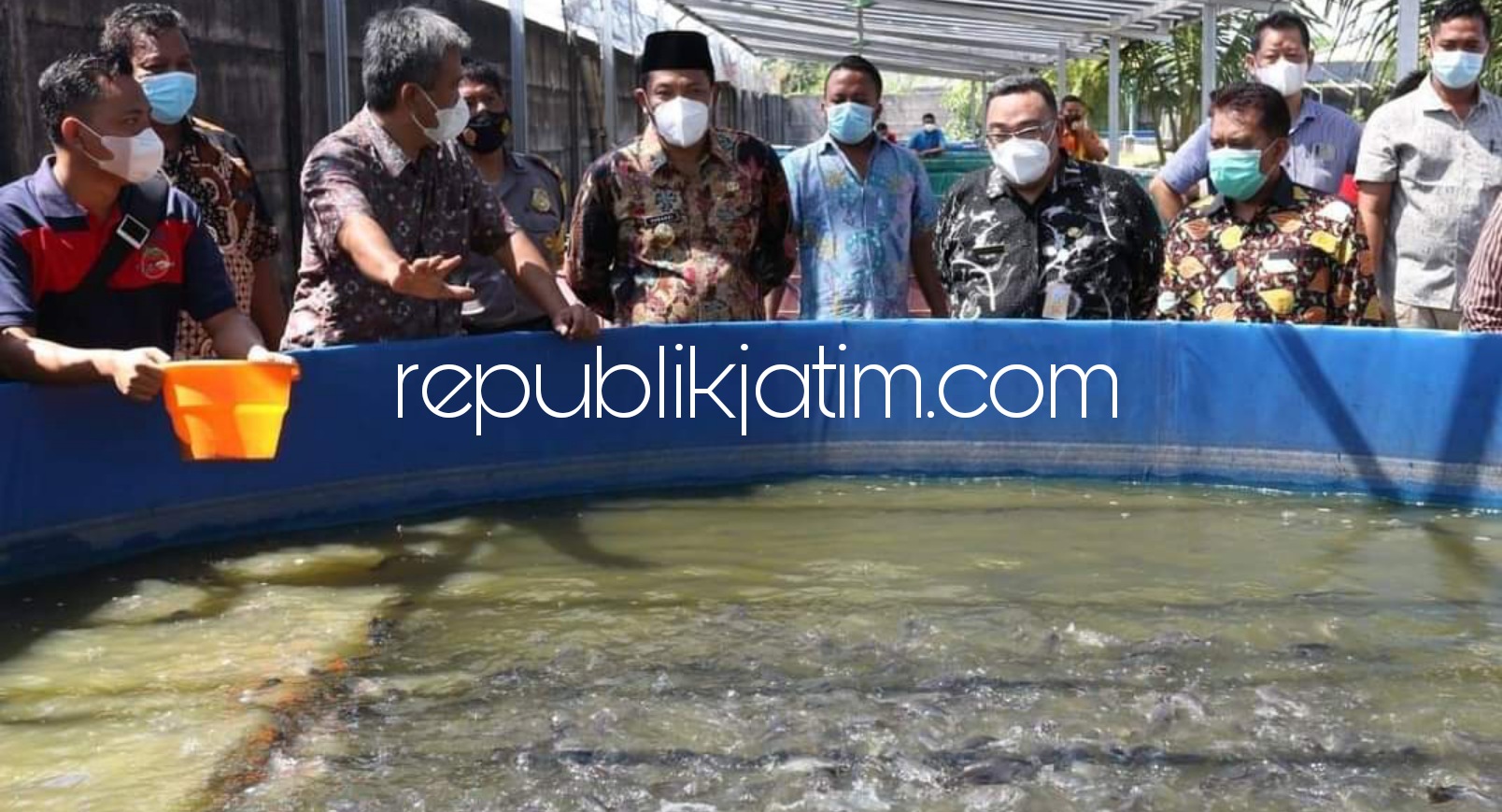 PELATIHAN - Wakil Bupati Sidoarjo, Subandi didampingi Kepala Dinas Perikanan Pemkab Sidoarjo, M Bachruni Aryawan membuka acara pelatihan teknis budidaya ikan air tawar (payau) di P2MKP Fish Boster Centre, Sedati, Sidoarjo, Selasa (15/06/2021). 