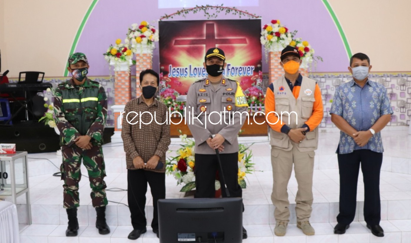 PATROLI - Kapolres Ponorogo AKBP Mochamad Nur Azis memimpin patroli berskala besar di sejumlah gereja dan mal di Ponorogo, Minggu (14/06/2020).