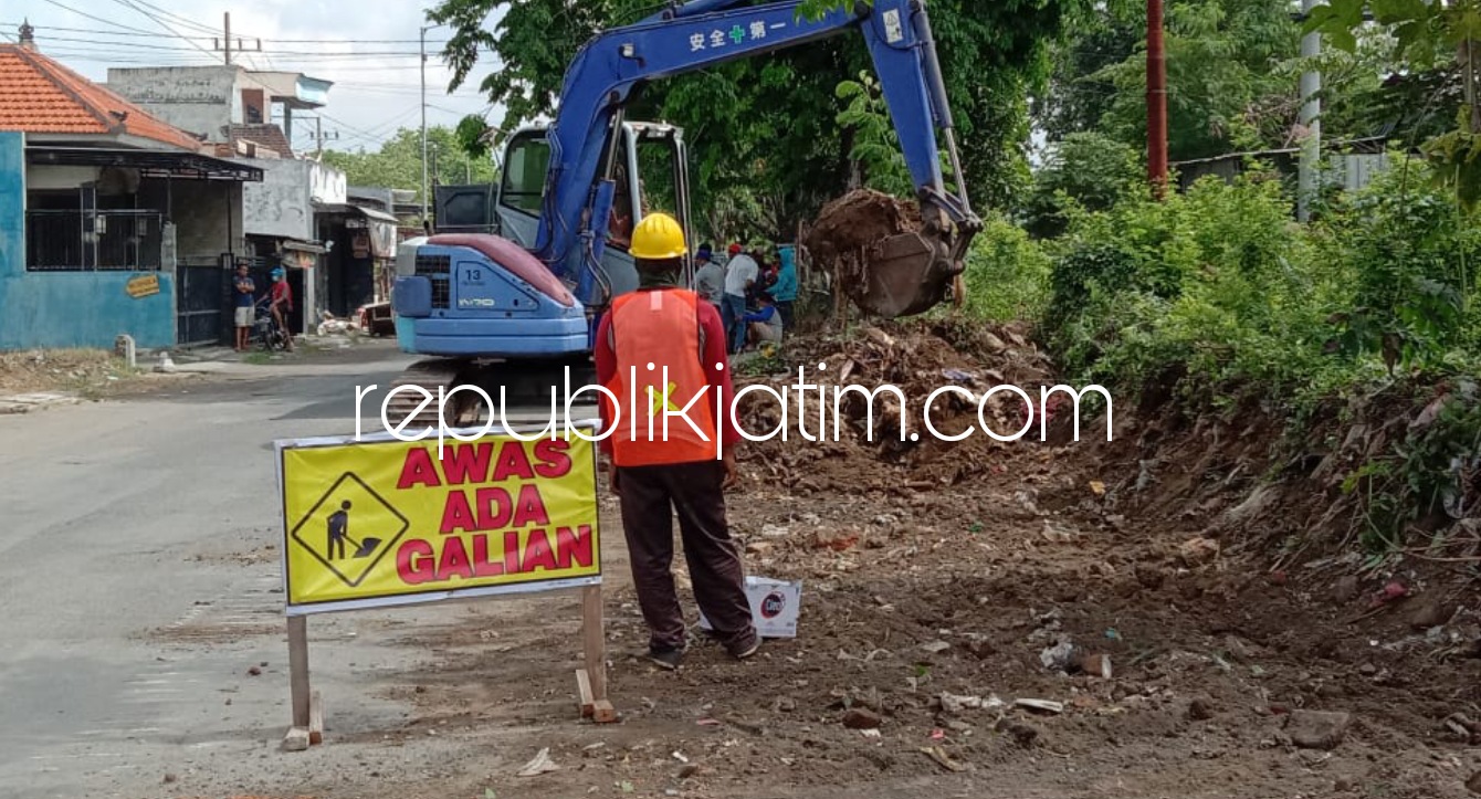 DIKERJAKAN - Proyek pembangunan betonisasi (cor) JL Raya Desa Becirongengor, Kecamatan Wonoayu, Sidoarjo sepanjang 1,7 kilometer dikerjakan PT Sugih Waras Jaya Tuban dengan nilai Rp 8,6 miliar mulai dikerjakan dengan meratakan jalan, Rabu (16/06/2021).