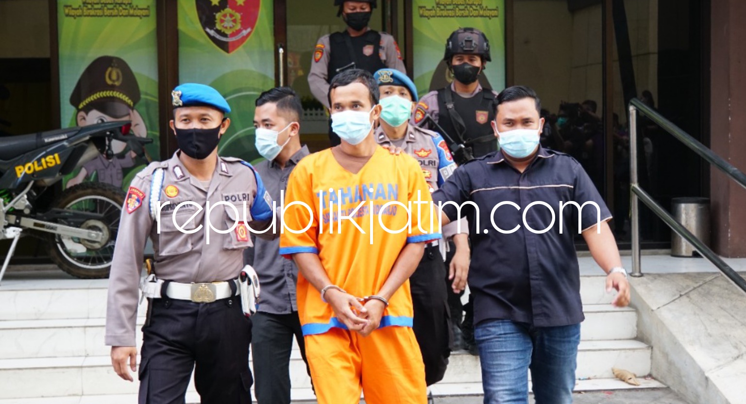 INTEROGASI - Kapolresta Sidoarjo, Kombes Pol Sumardji menginterogasi kakak AH yang tak lain ustadz pelaku sodomi terhadap 25 santrinya karena juga menjadi pelaku sodomi terhadap para santri, Rabu (16/06/2021) sore.